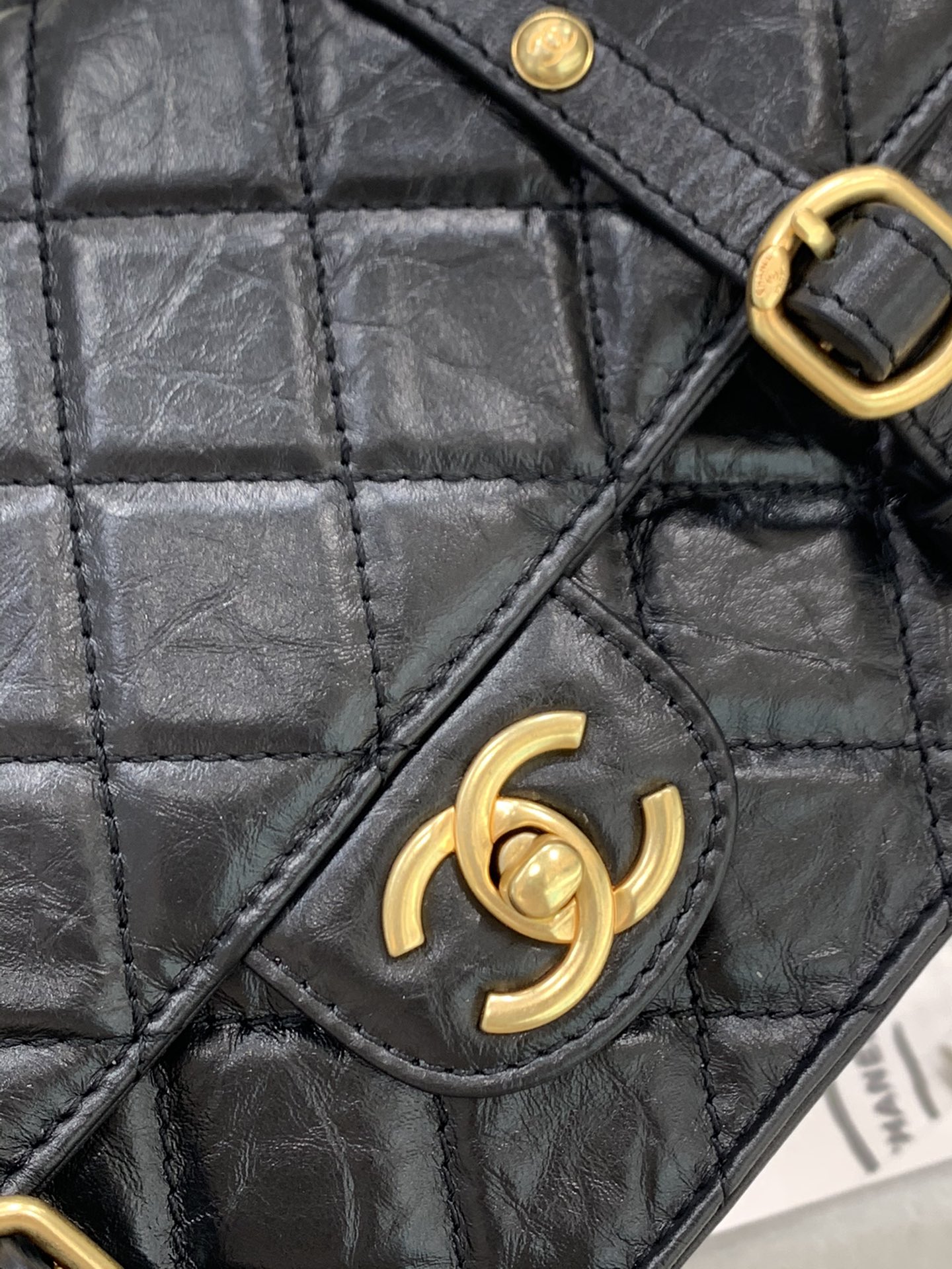 Chanel 2021秋季新款复古邮差包 皮质是和2.55一样做旧处理的小牛皮，比较耐磨 小号18×4.5×14cm 大号17×25×8cm