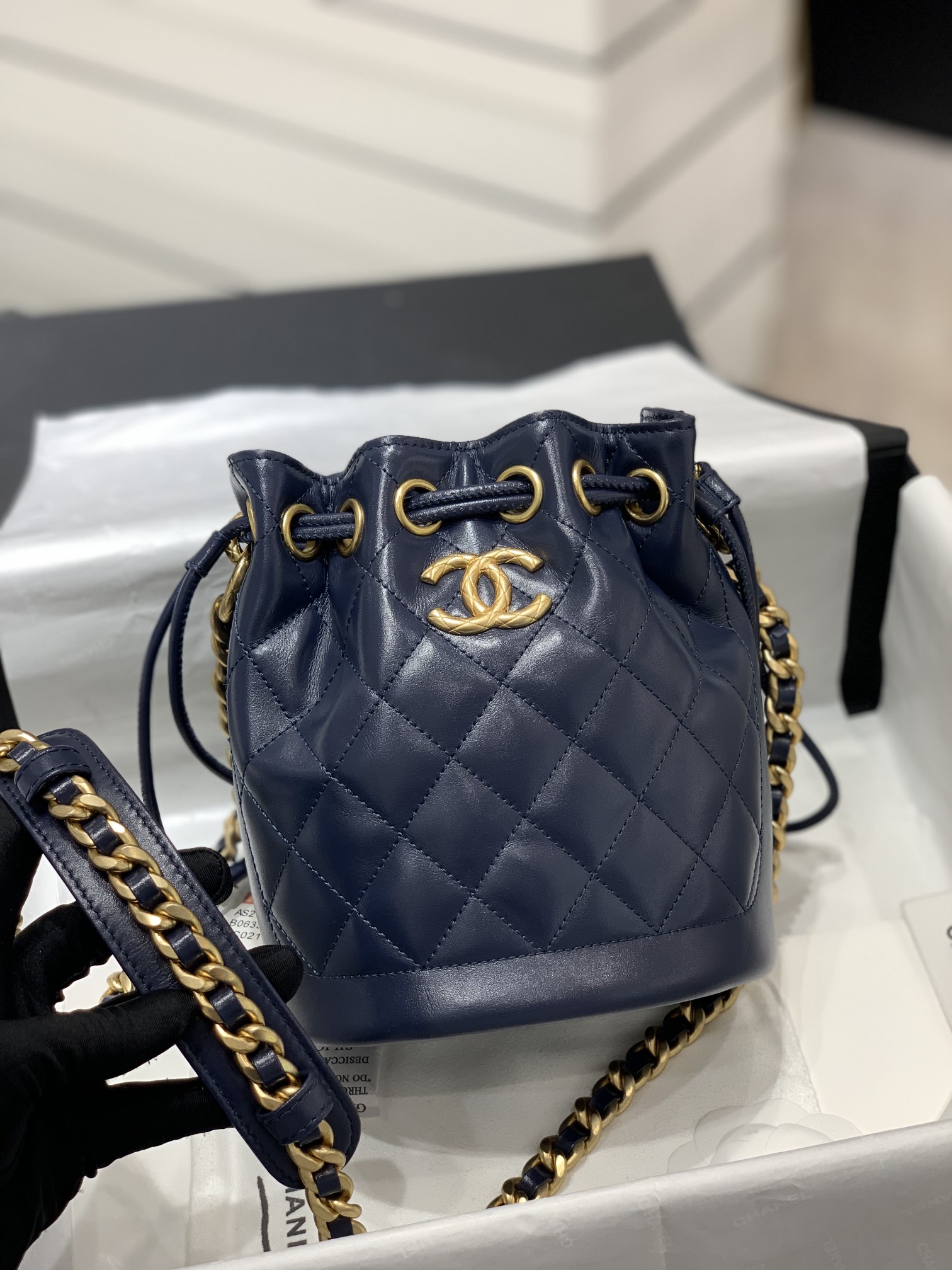 Chanel 秋冬新款复古抽绳水桶包 带芯片  光面牛皮搭配复古五金 雕花五金非常精致  两大金环设计 搭配雕花扣 特别好看  尺寸：19x15x12.5cm