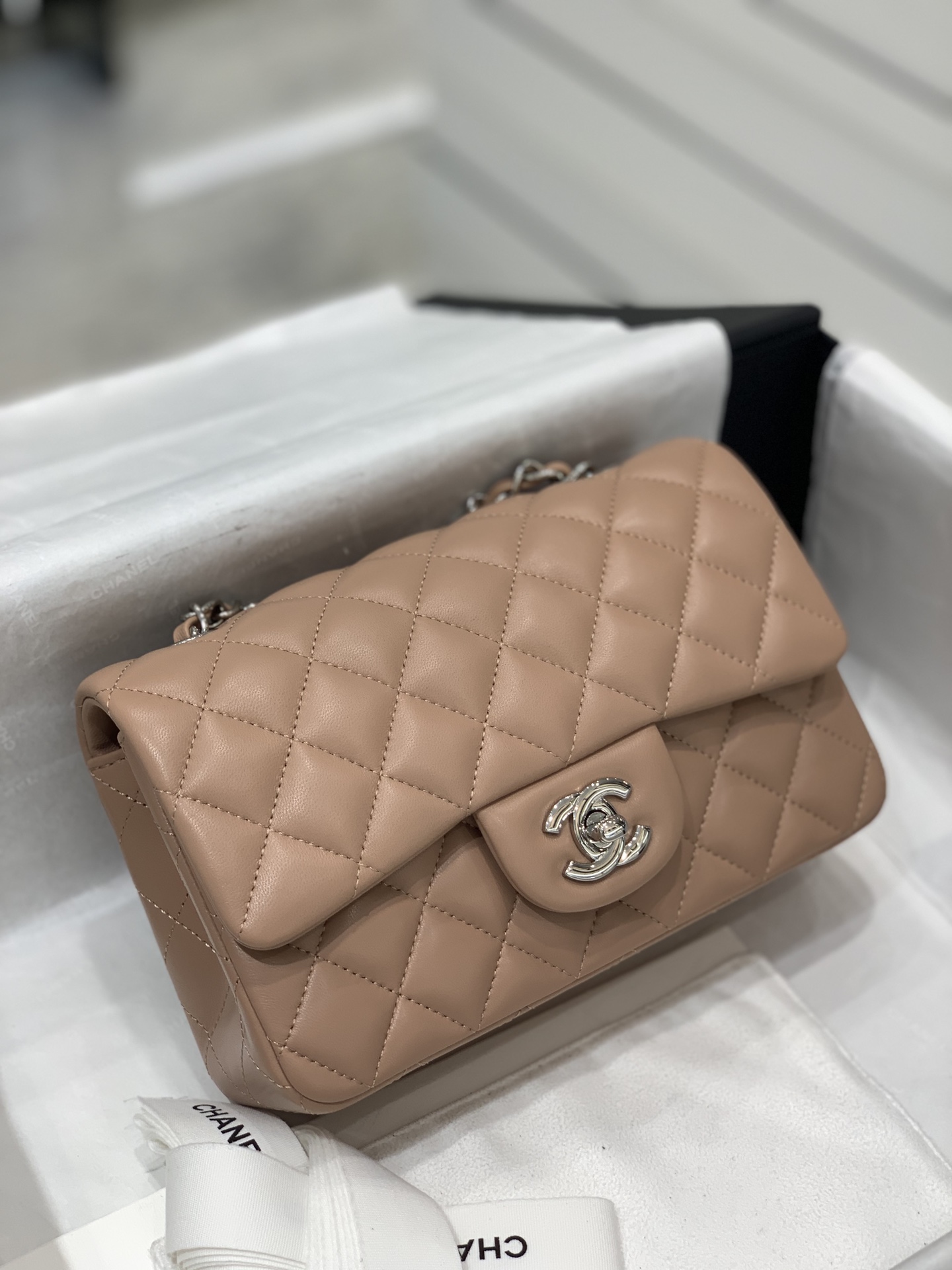 升级版带芯片 春夏新品  【真品级】CHANEL mini CF 20  原厂bodin joyeux 羔羊皮 奶茶色银扣  少量现货  尺寸：12-20-6cm