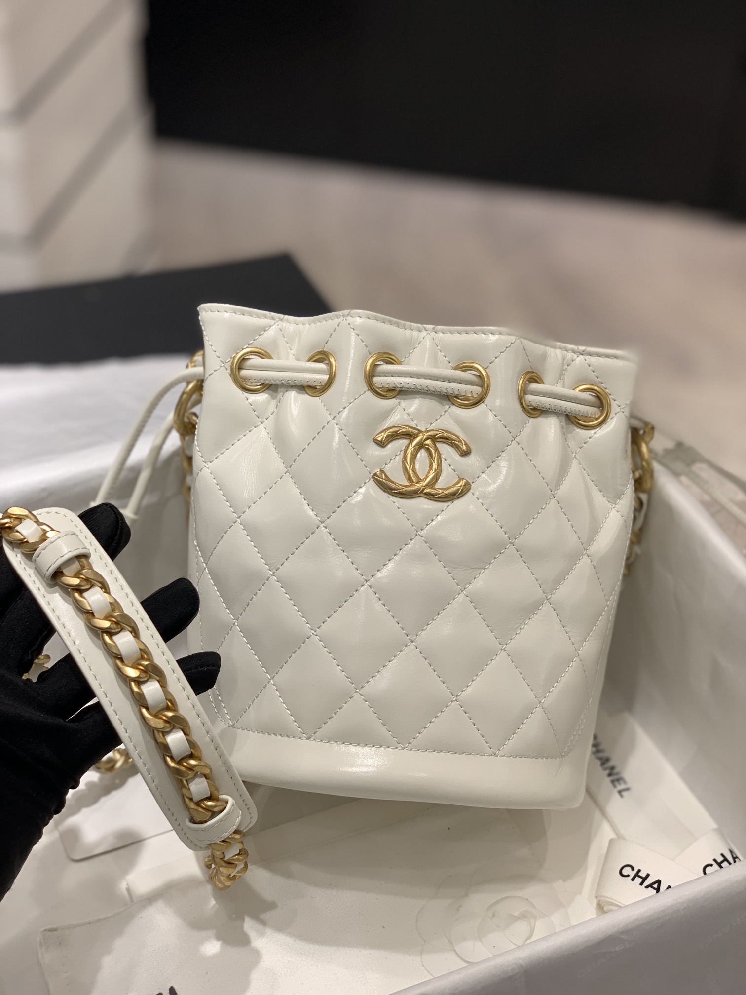 Chanel 秋冬新款复古抽绳水桶包 带芯片  光面牛皮搭配复古五金 雕花五金非常精致  两大金环设计 搭配雕花扣 特别好看  尺寸：19x15x12.5cm