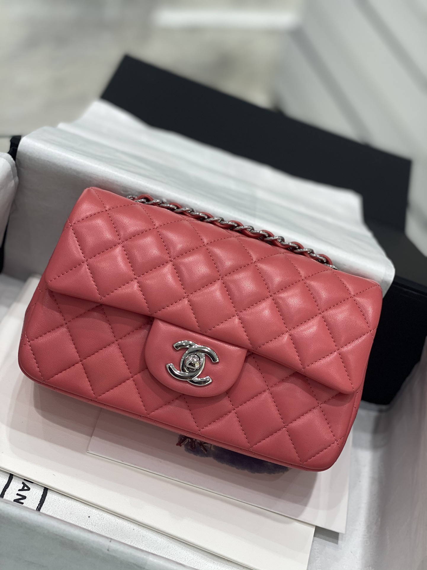 升级版带芯片 春夏新品  【真品级】CHANEL mini CF 20  原厂bodin joyeux 羔羊皮 西瓜红银扣  少量现货  尺寸：12-20-6cm