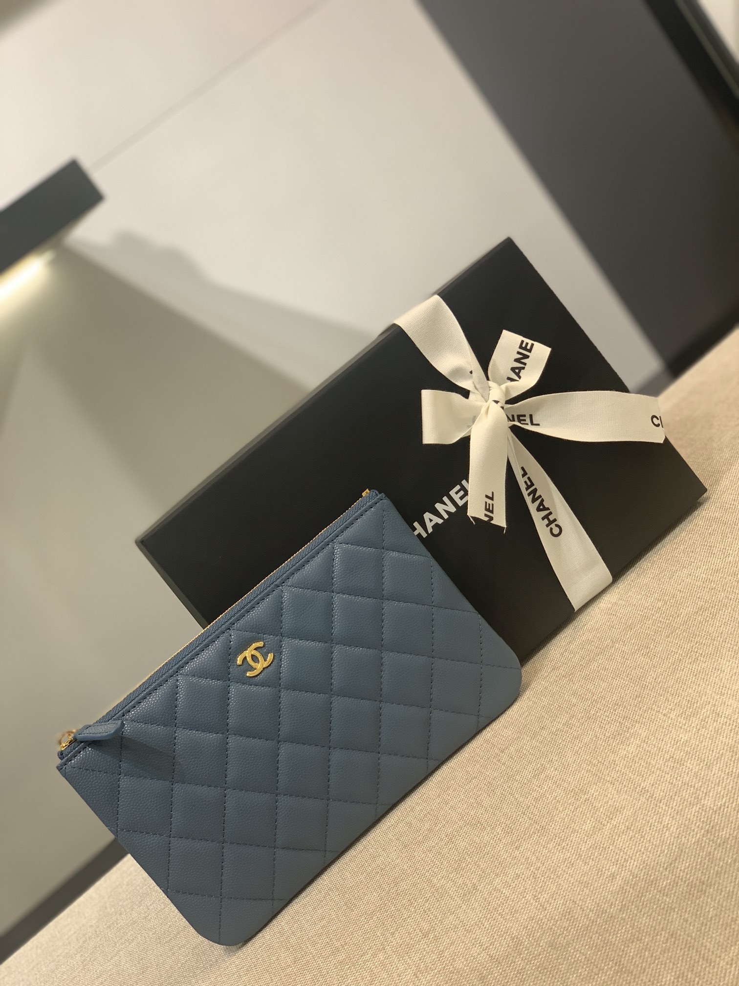 Chanel 小香经典手拿包 mini号 蓝色鱼子酱牛皮～金扣 12×20×1cm