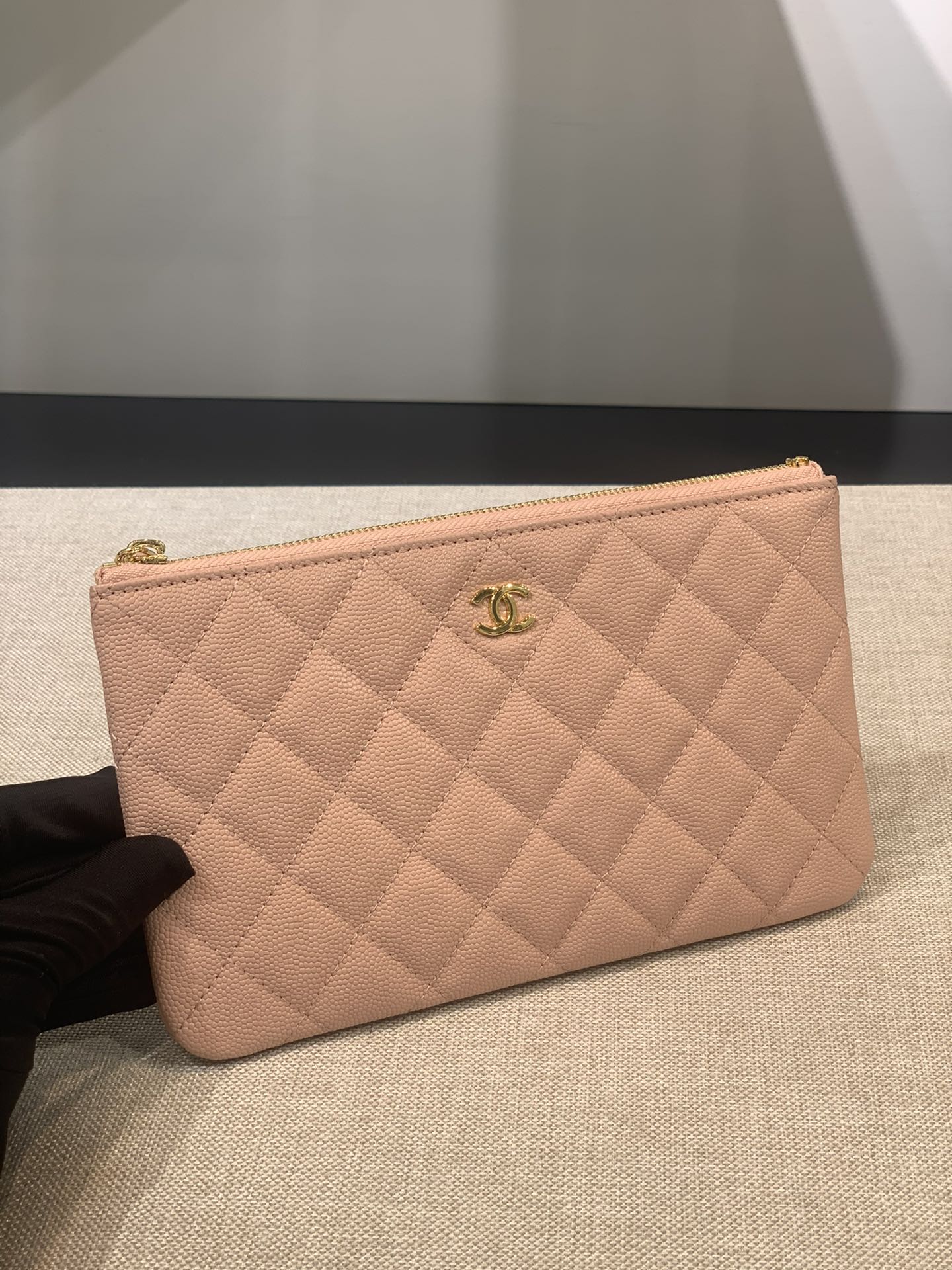 Chanel 小香经典手拿包 mini号 粉色鱼子酱牛皮～金扣 12×20×1cm