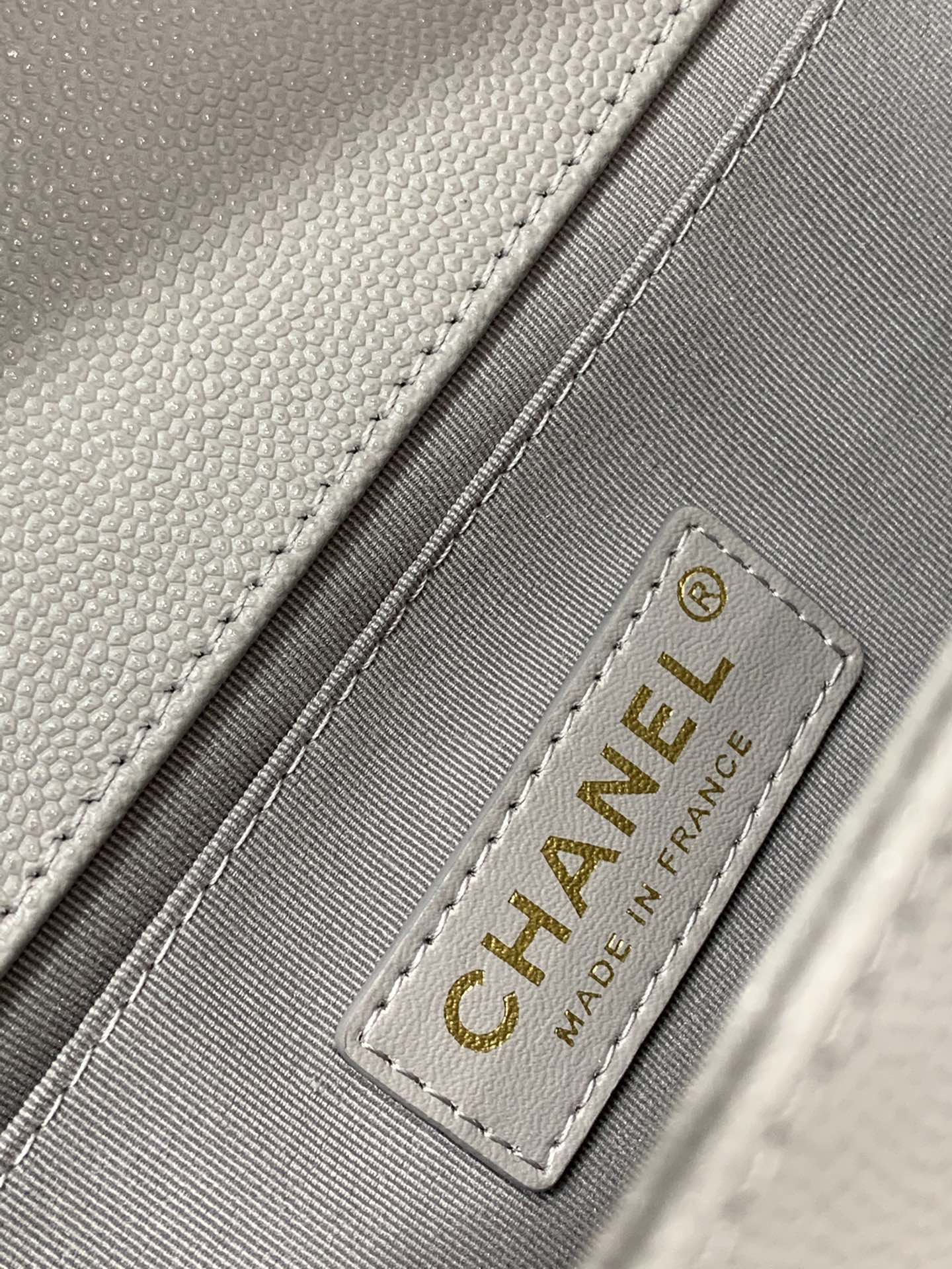 新颜色 ️大象灰 Chanel 【真品级】大象灰 菱格款 浅金扣～法国原厂Hass小球纹鱼子酱牛皮  图为25cm