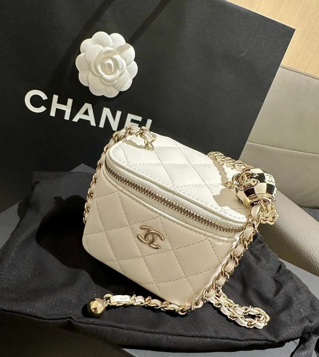 Chanel 23C世界杯足球️小盒子现货 黑白珐琅球 小盒子：11*8.5*7cm 白色菱格口红包