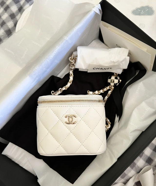 Chanel 23C世界杯足球️小盒子现货 黑白珐琅球 小盒子：11*8.5*7cm 白色菱格口红包