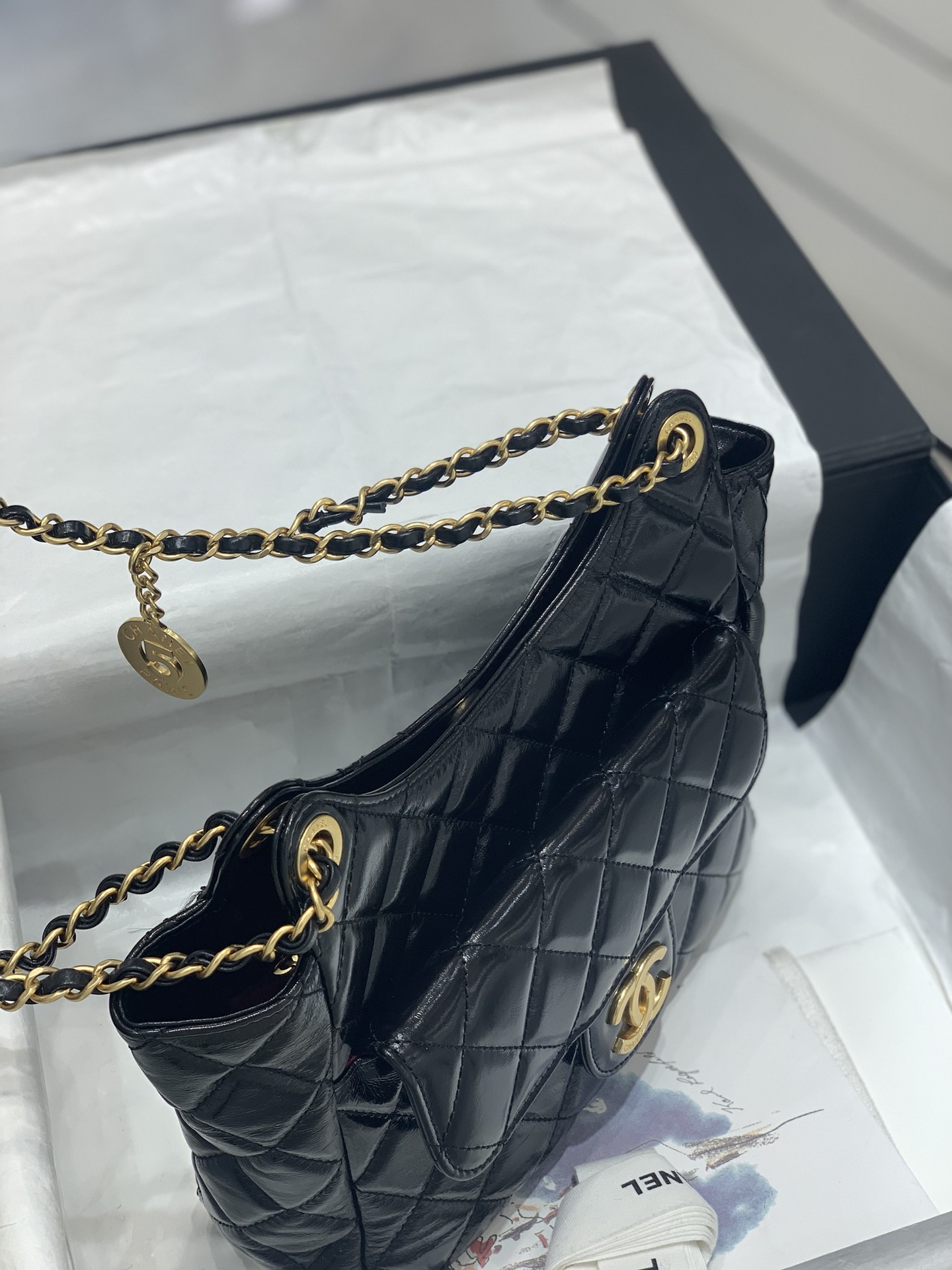 Chanel 23C Hobo嬉皮包黑色中号【现货】 漆皮风格 油蜡牛皮 小号：17*19*6cm 中号：21.5*22.5*7cm