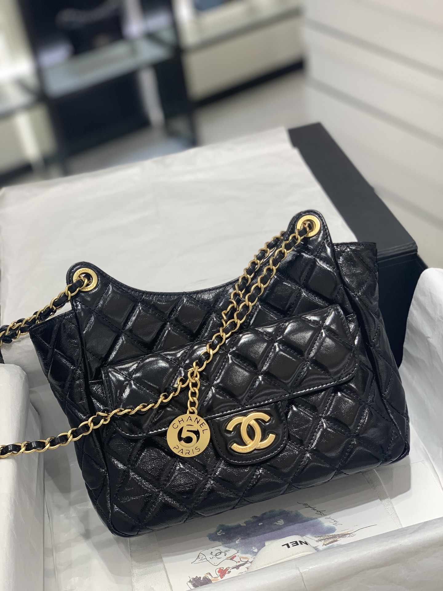 Chanel 23C Hobo嬉皮包黑色中号【现货】 漆皮风格 油蜡牛皮 小号：17*19*6cm 中号：21.5*22.5*7cm