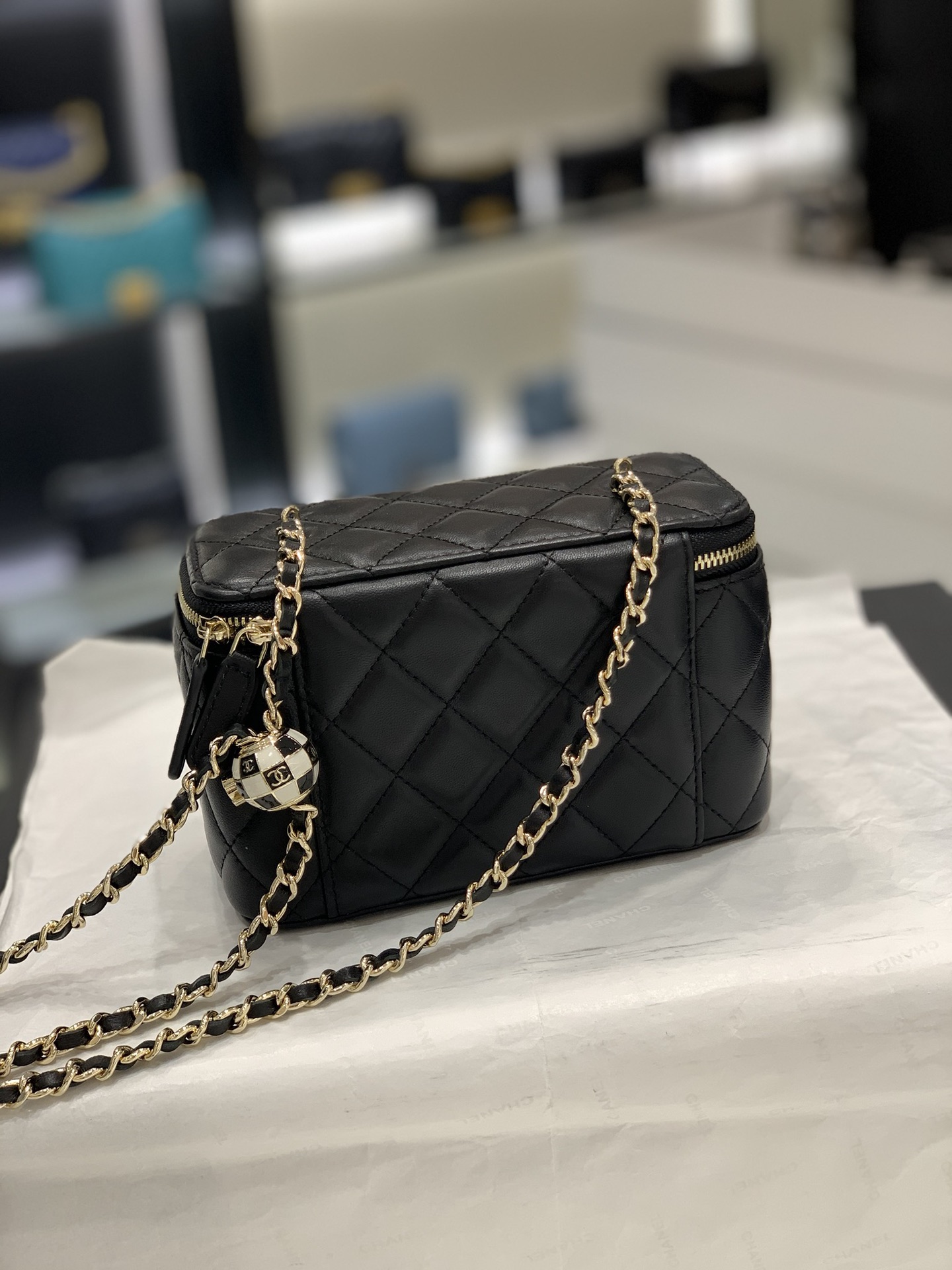 Chanel 23C世界杯足球️长盒子现货 黑白珐琅球 长盒子：16.5*10*8cm