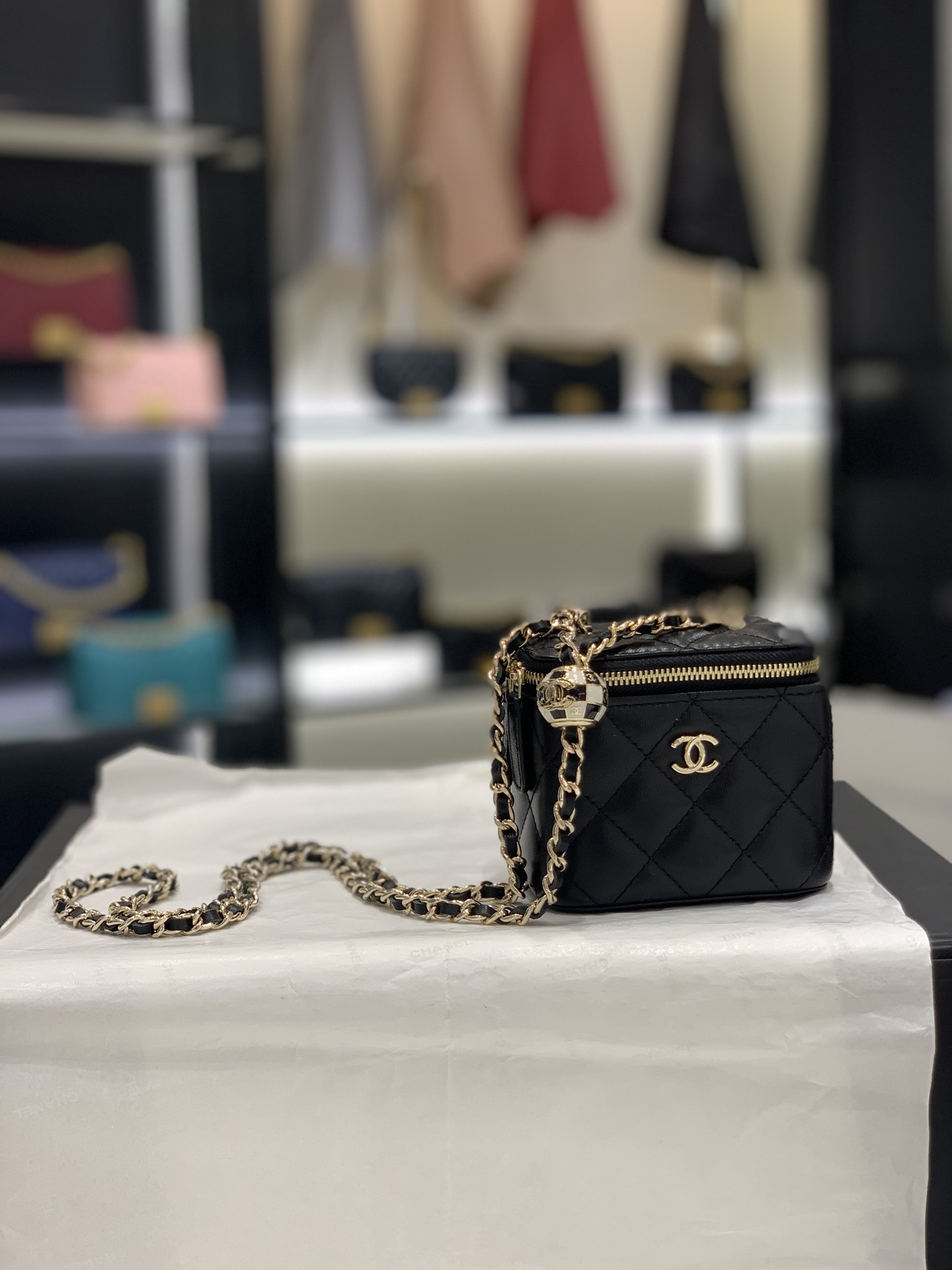 Chanel 23C世界杯足球️小盒子现货 黑白珐琅球 11cm 黑色菱格口红包