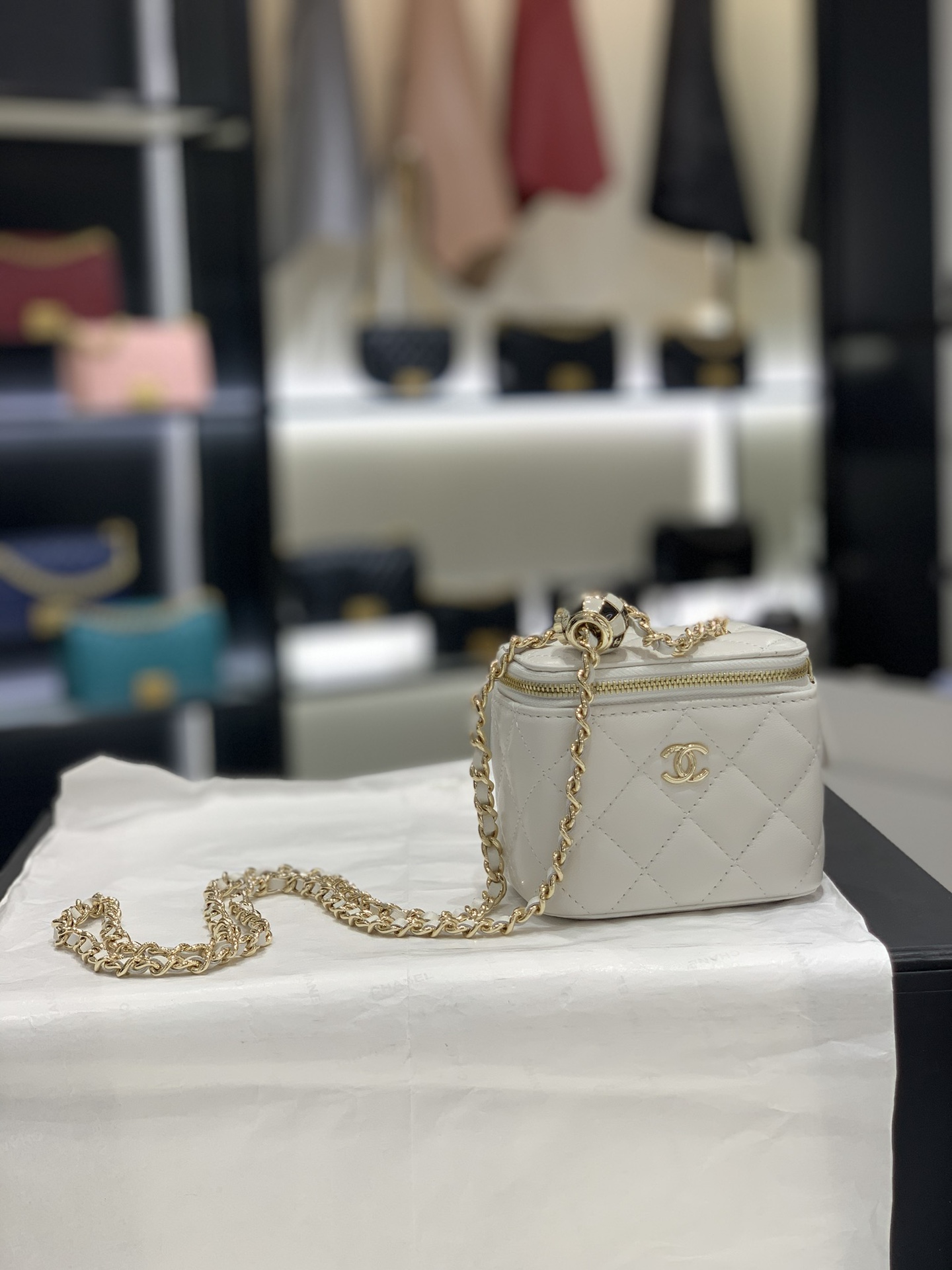 Chanel 23C世界杯足球️小盒子现货 黑白珐琅球 小盒子：11*8.5*7cm 白色菱格口红包