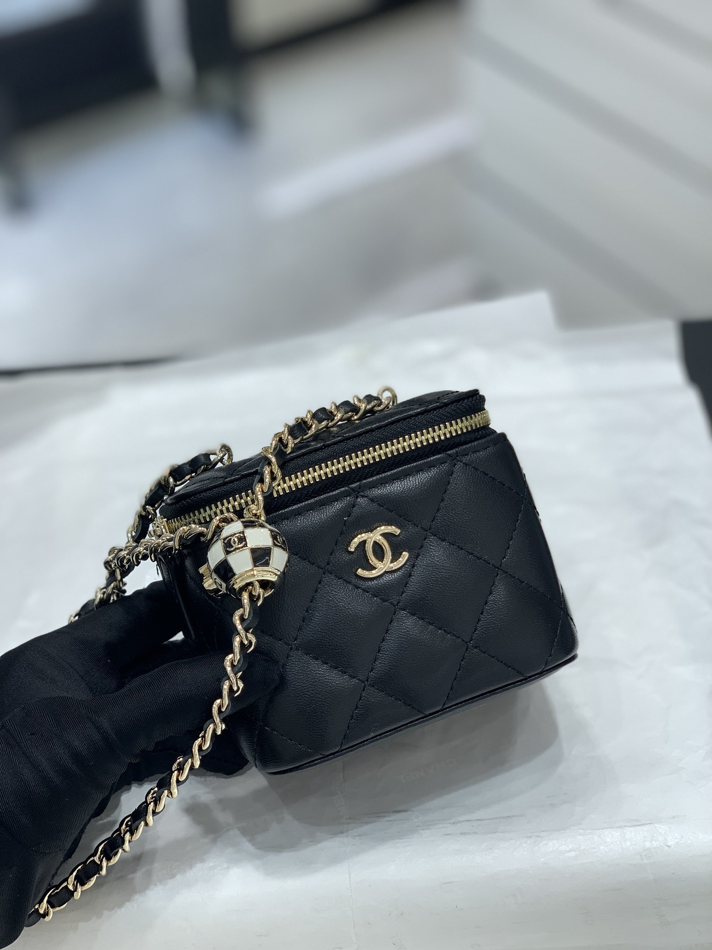 Chanel 23C世界杯足球️小盒子现货 黑白珐琅球 11cm 黑色菱格口红包