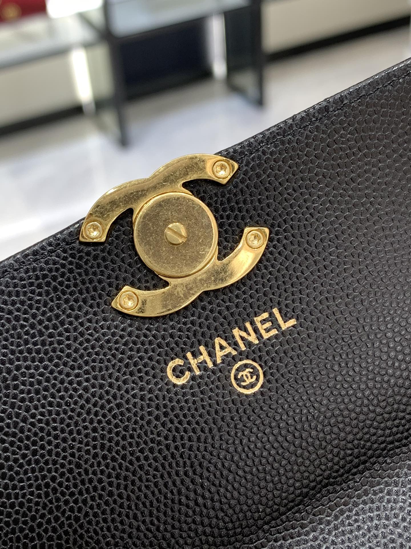 上新CHanel 22k秋冬新品 双链条手拎包系列mini-woc/法棍手机包 鱼子酱牛皮 17-10-4.5cm