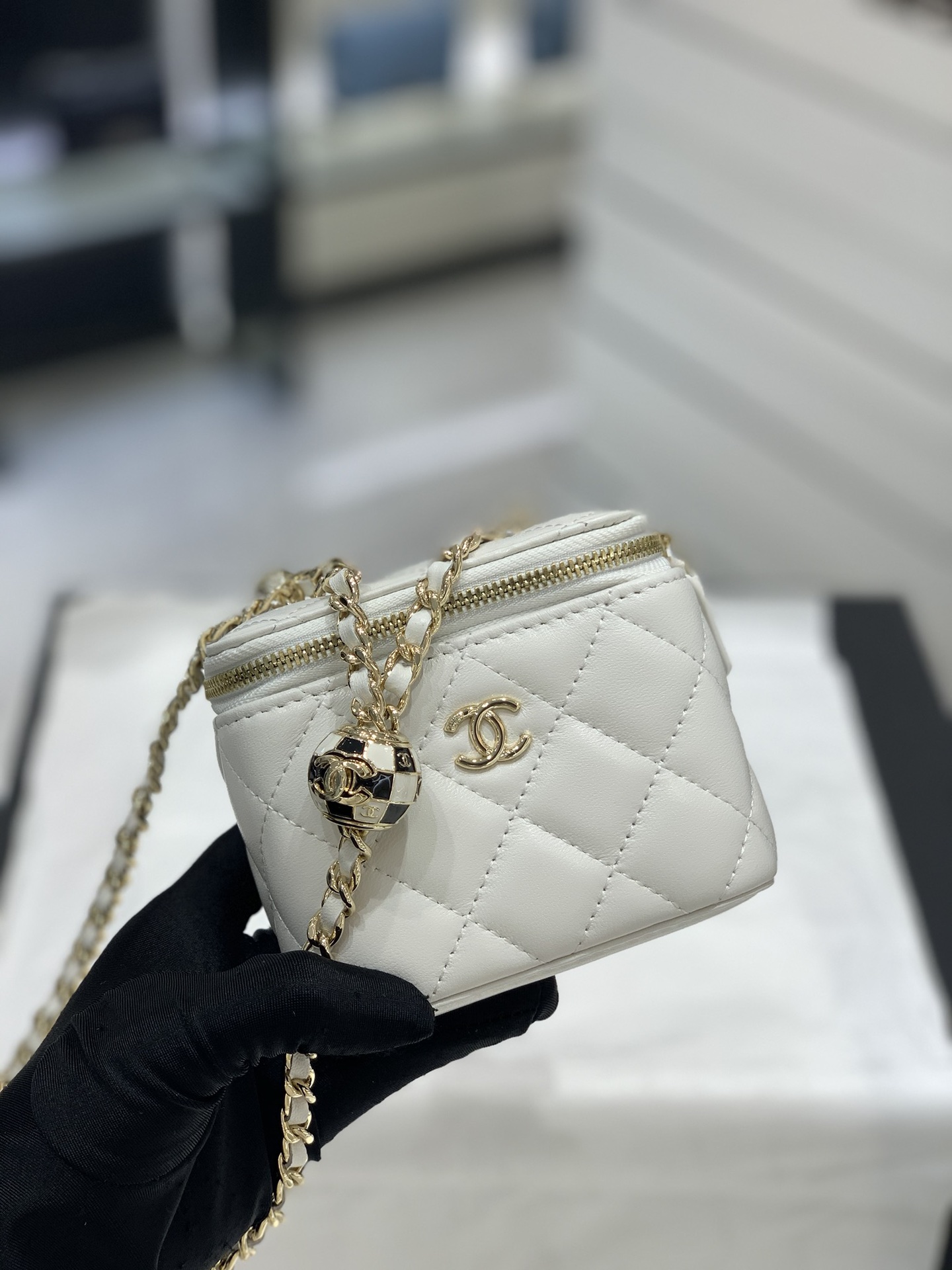 Chanel 23C世界杯足球️小盒子现货 黑白珐琅球 小盒子：11*8.5*7cm 白色菱格口红包