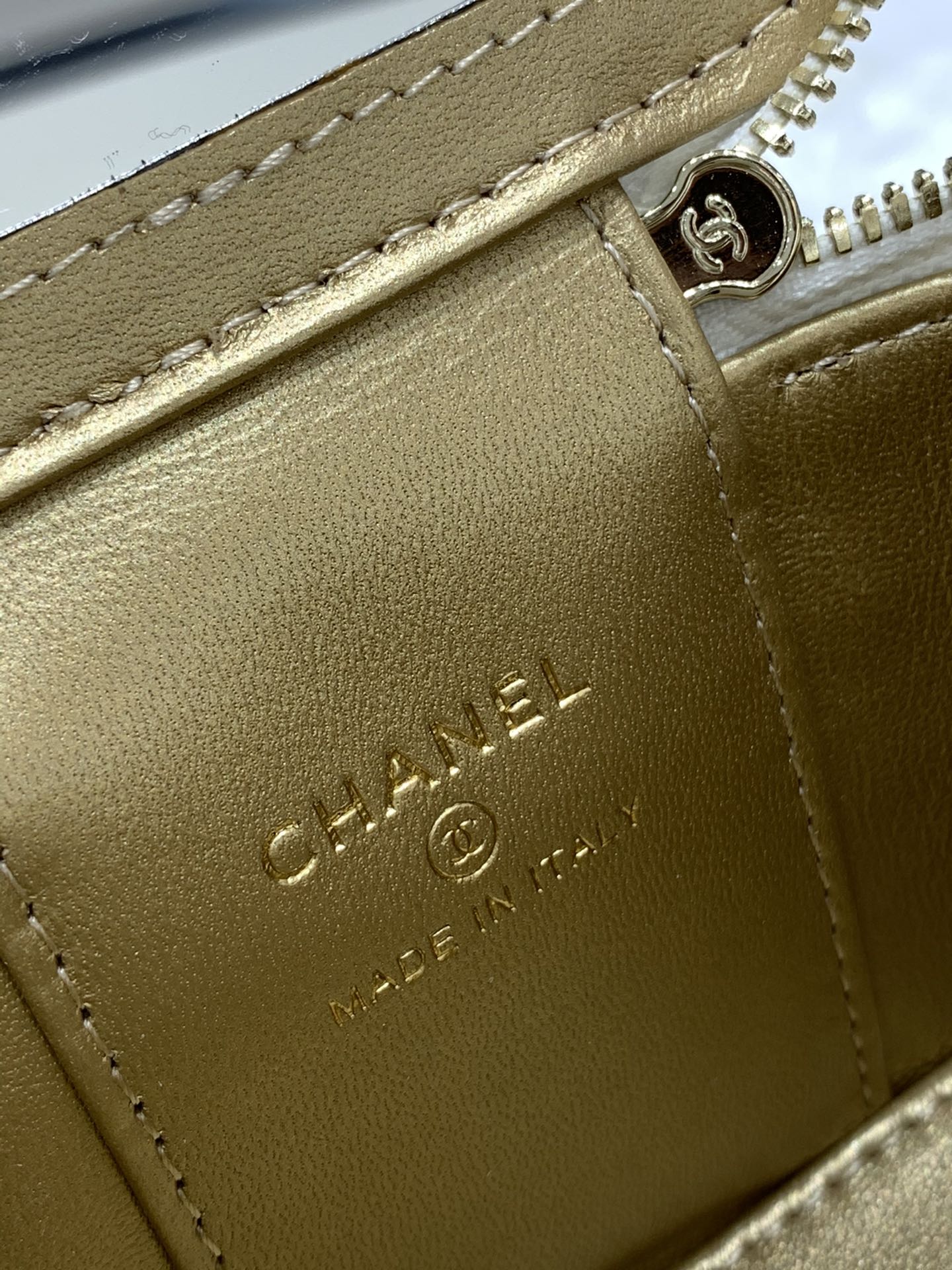 Chanel 23C世界杯足球️小盒子现货 黑白珐琅球 小盒子：11*8.5*7cm 白色菱格口红包