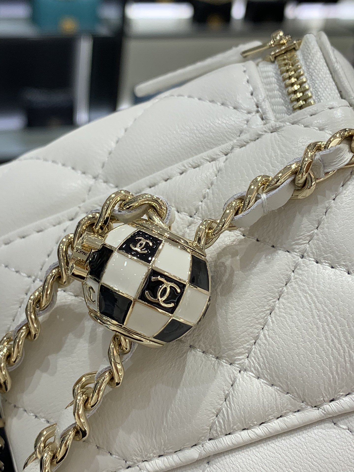 Chanel 23C世界杯足球️小盒子现货 黑白珐琅球 小盒子：11*8.5*7cm 白色菱格口红包