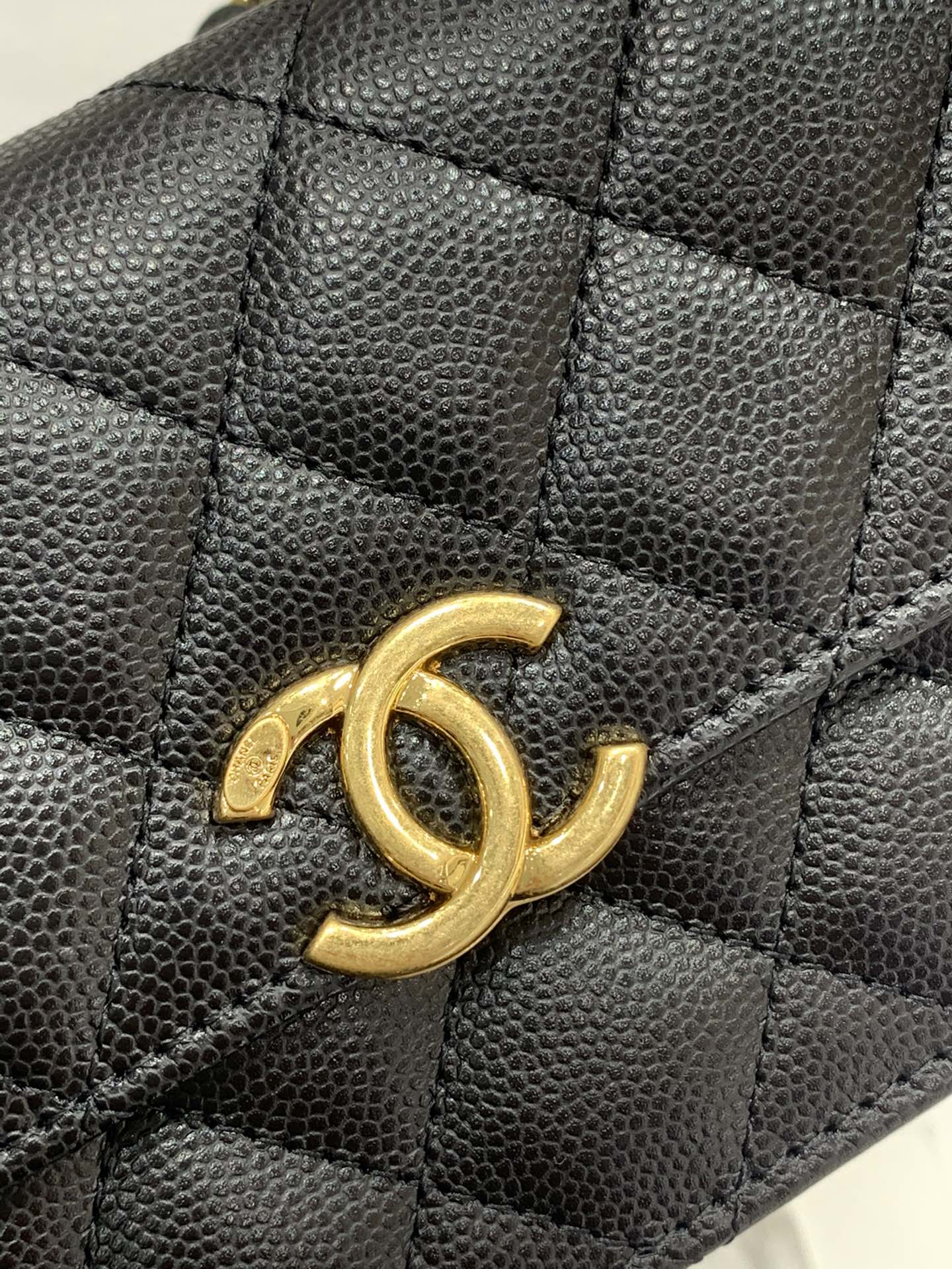 上新CHanel 22k秋冬新品 双链条手拎包系列mini-woc/法棍手机包 鱼子酱牛皮 17-10-4.5cm