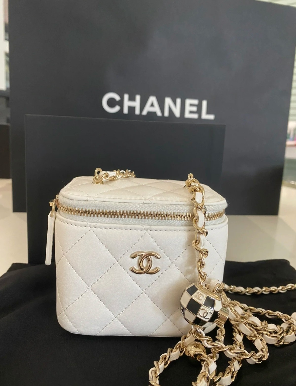 Chanel 23C世界杯足球️小盒子现货 黑白珐琅球 小盒子：11*8.5*7cm 白色菱格口红包