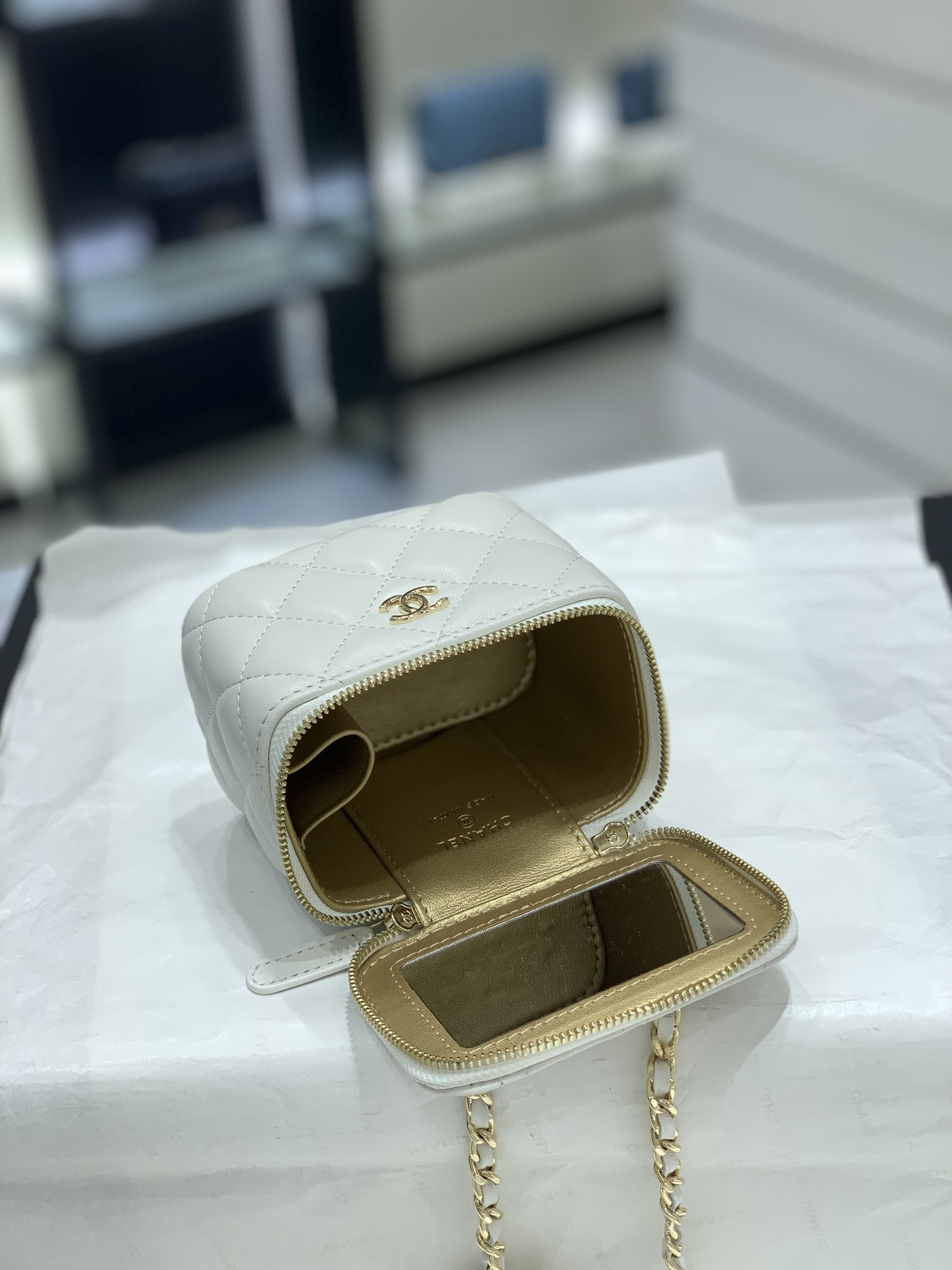 Chanel 23C世界杯足球️小盒子现货 黑白珐琅球 小盒子：11*8.5*7cm 白色菱格口红包