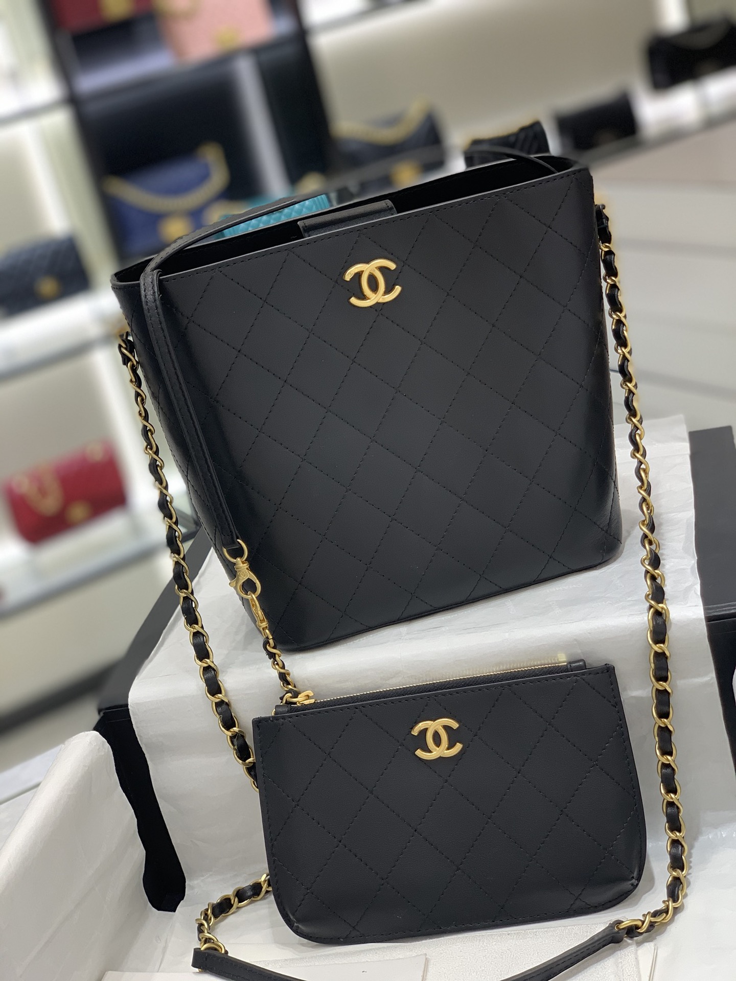 Chanel 22b Bucket bag 水桶包小牛皮 包里面两侧有拉链袋和小口袋  日常出门必备 手拎 、单肩、斜挎 21-20-13（开口尺寸26cm）