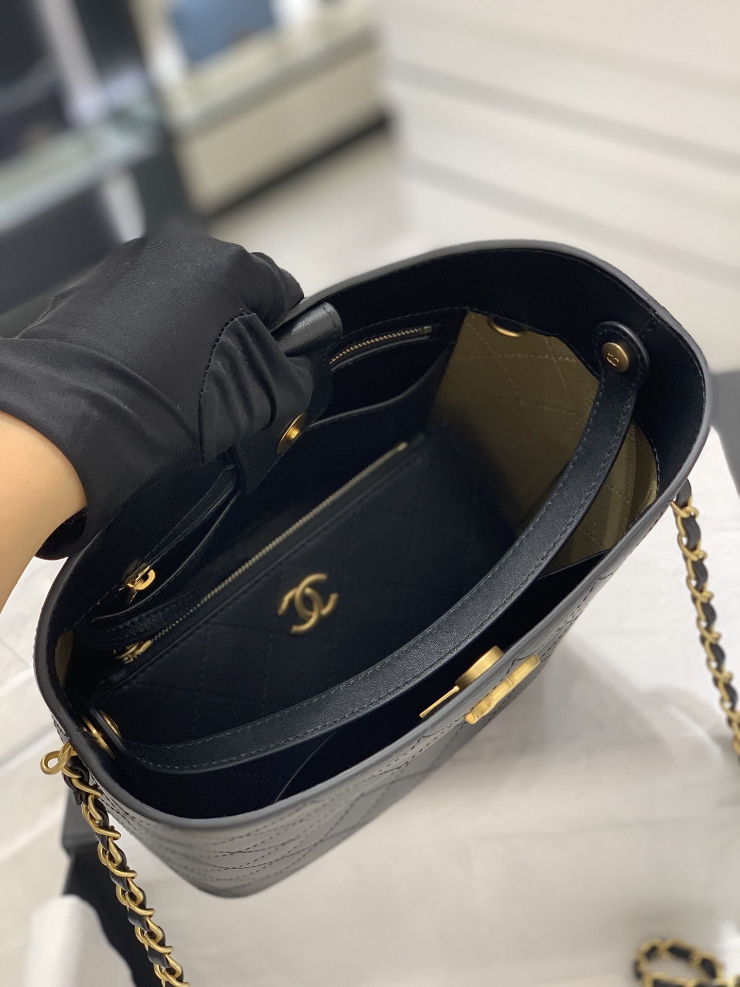 Chanel 22b Bucket bag 水桶包小牛皮 包里面两侧有拉链袋和小口袋  日常出门必备 手拎 、单肩、斜挎 21-20-13（开口尺寸26cm）