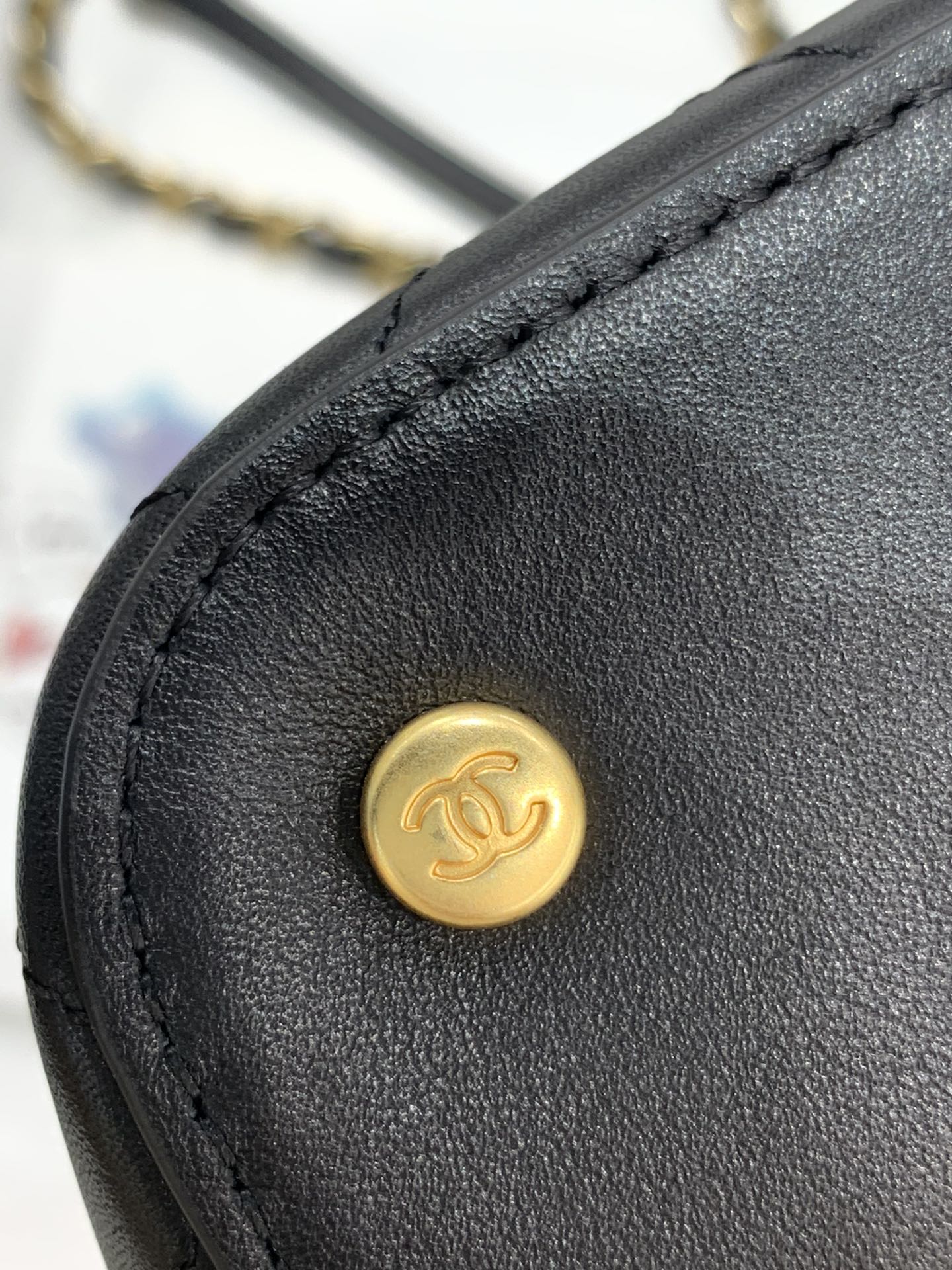 Chanel 22b Bucket bag 水桶包小牛皮 包里面两侧有拉链袋和小口袋  日常出门必备 手拎 、单肩、斜挎 21-20-13（开口尺寸26cm）