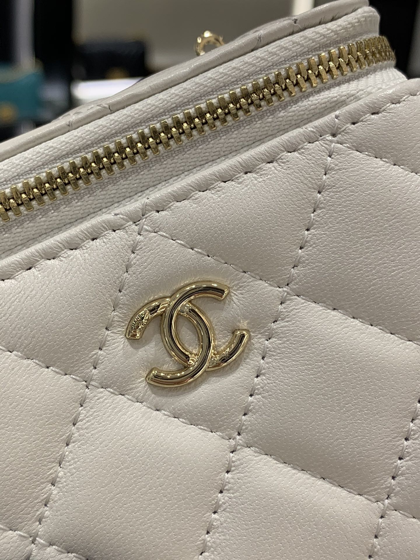 Chanel 23C世界杯足球️小盒子现货 黑白珐琅球 小盒子：11*8.5*7cm 白色菱格口红包