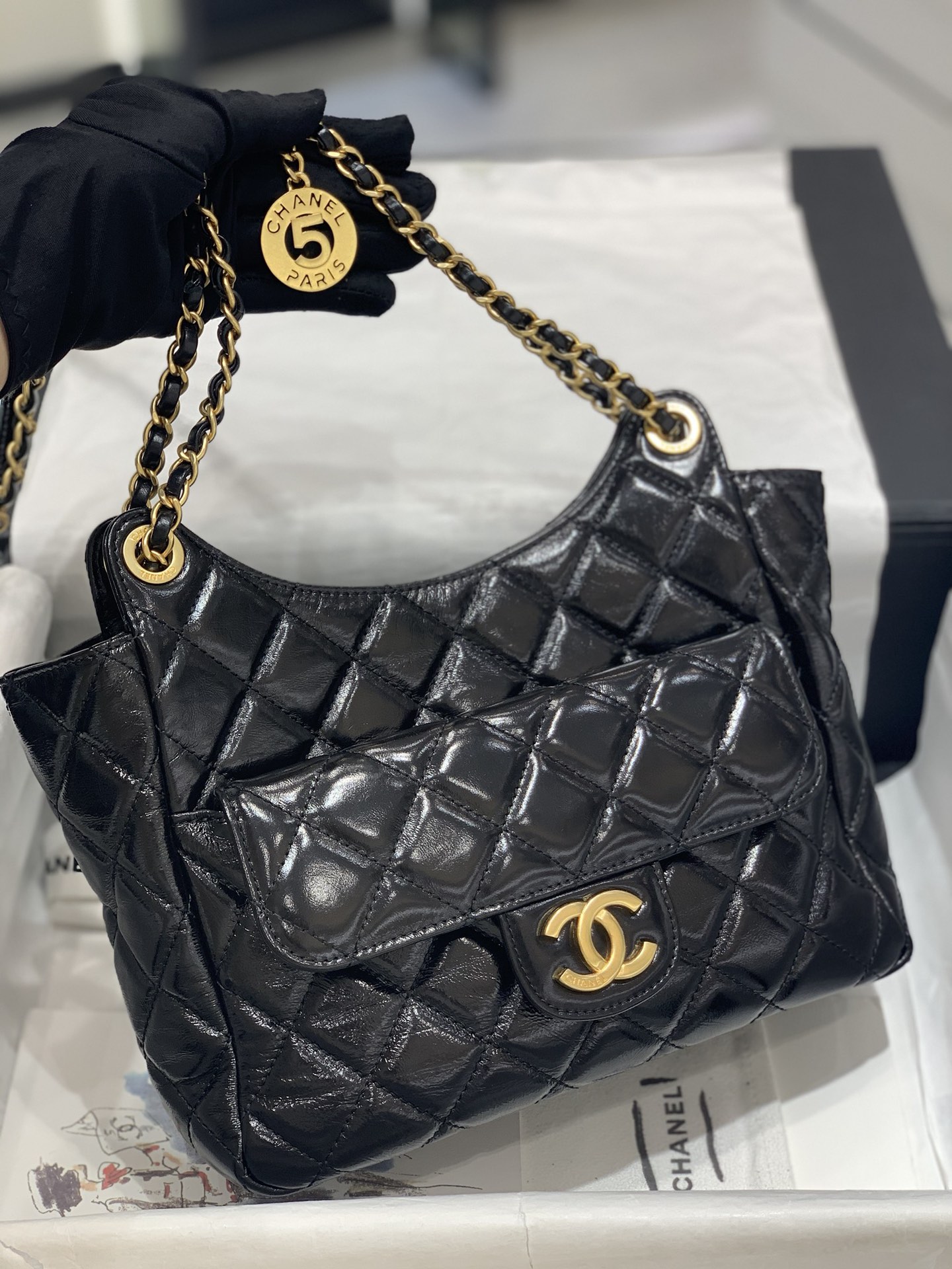 Chanel 23C Hobo嬉皮包黑色中号【现货】 漆皮风格 油蜡牛皮 小号：17*19*6cm 中号：21.5*22.5*7cm