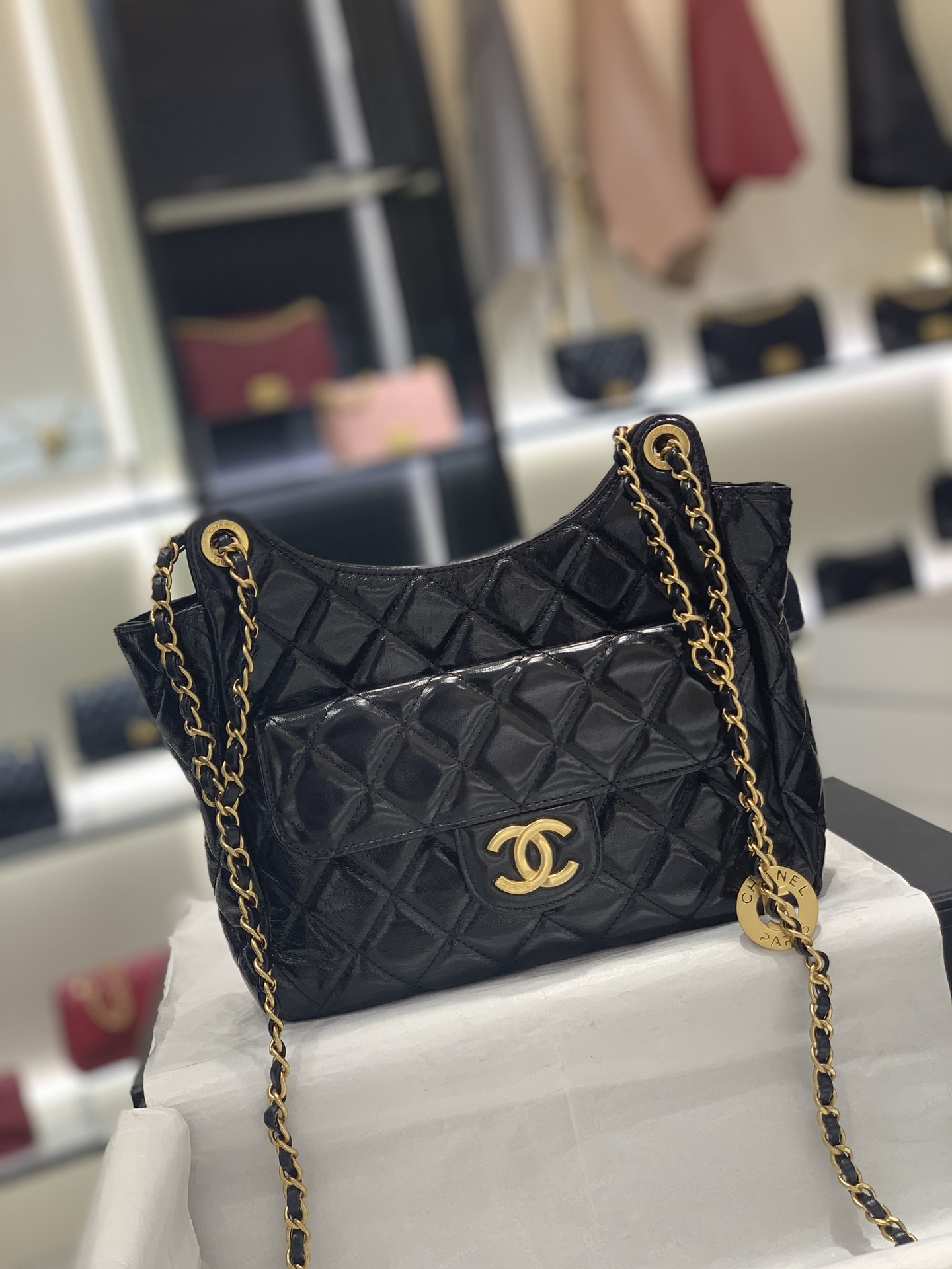 Chanel 23C Hobo嬉皮包黑色中号【现货】 漆皮风格 油蜡牛皮 小号：17*19*6cm 中号：21.5*22.5*7cm