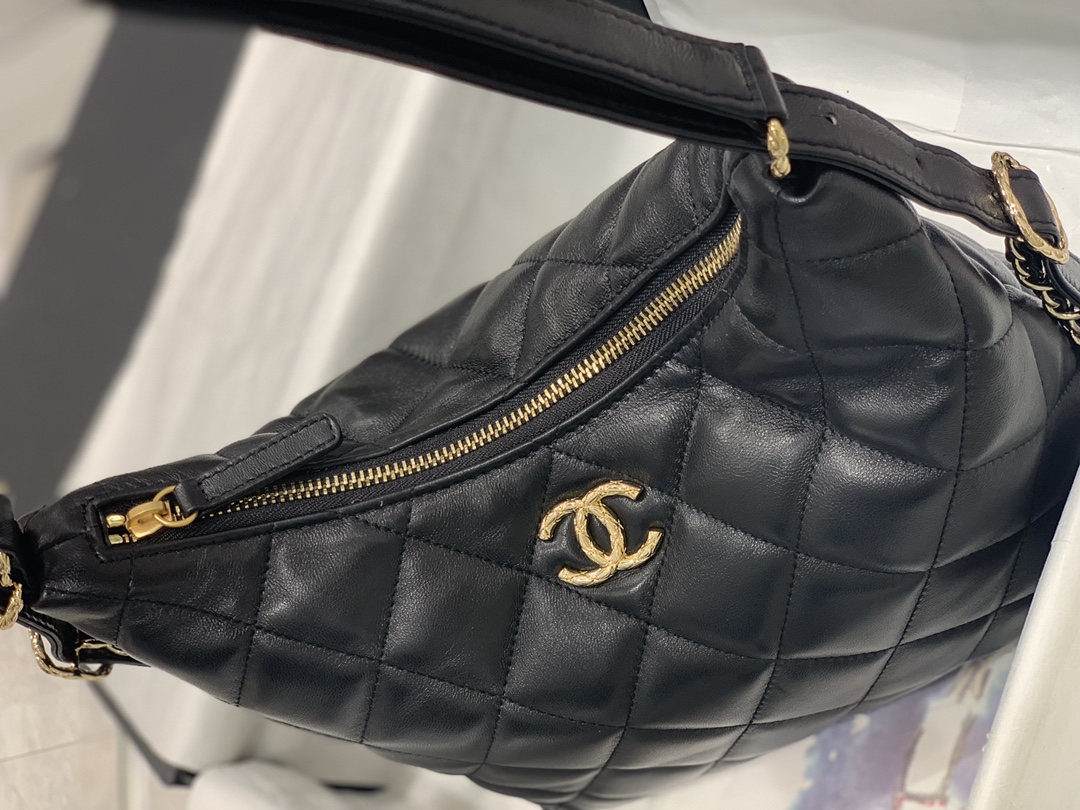 CHANEL 封神的一款包 两用嬉皮包 五金菱格纹的设计 包身羊皮 30*37*8*cm