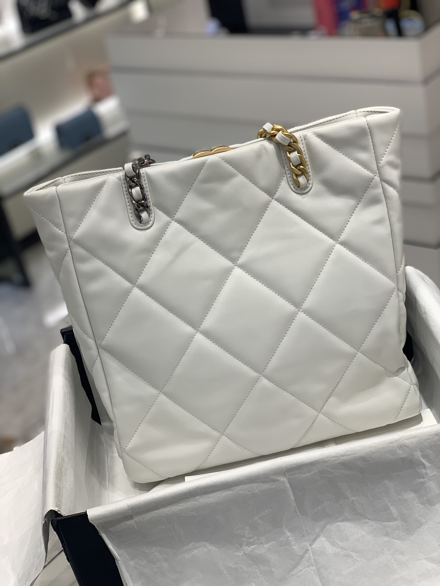 Chanel 22b系列19bag tote购物包 容量惊人 经典19元素 小羊皮 手感超好 30*37*10cm