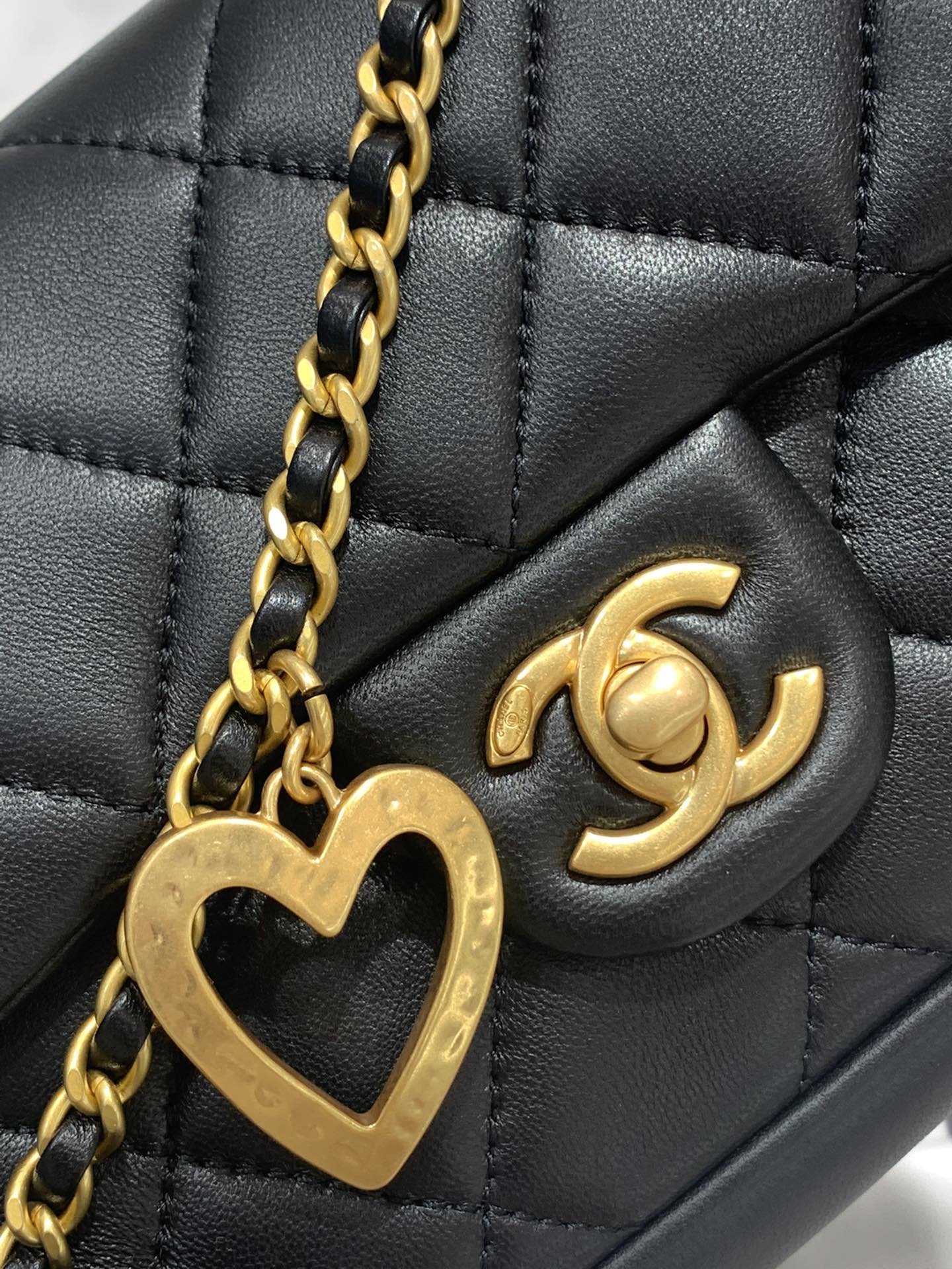 Chanel 上新啦 唯一的限量版 爱心链条mini cf cf经典版型加上爱心吊坠 18cm