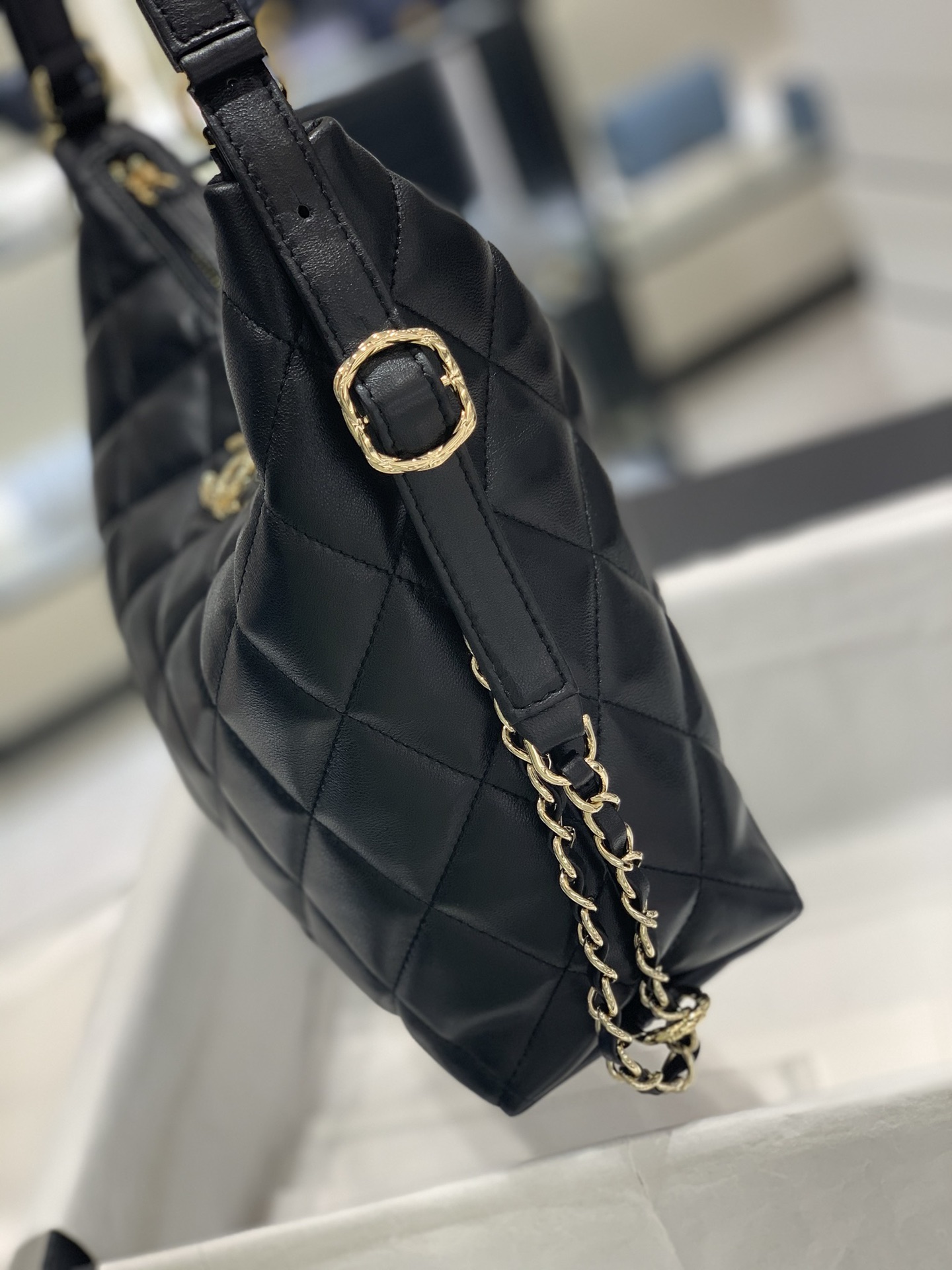 CHANEL 封神的一款包 两用嬉皮包 五金菱格纹的设计 包身羊皮 30*37*8*cm