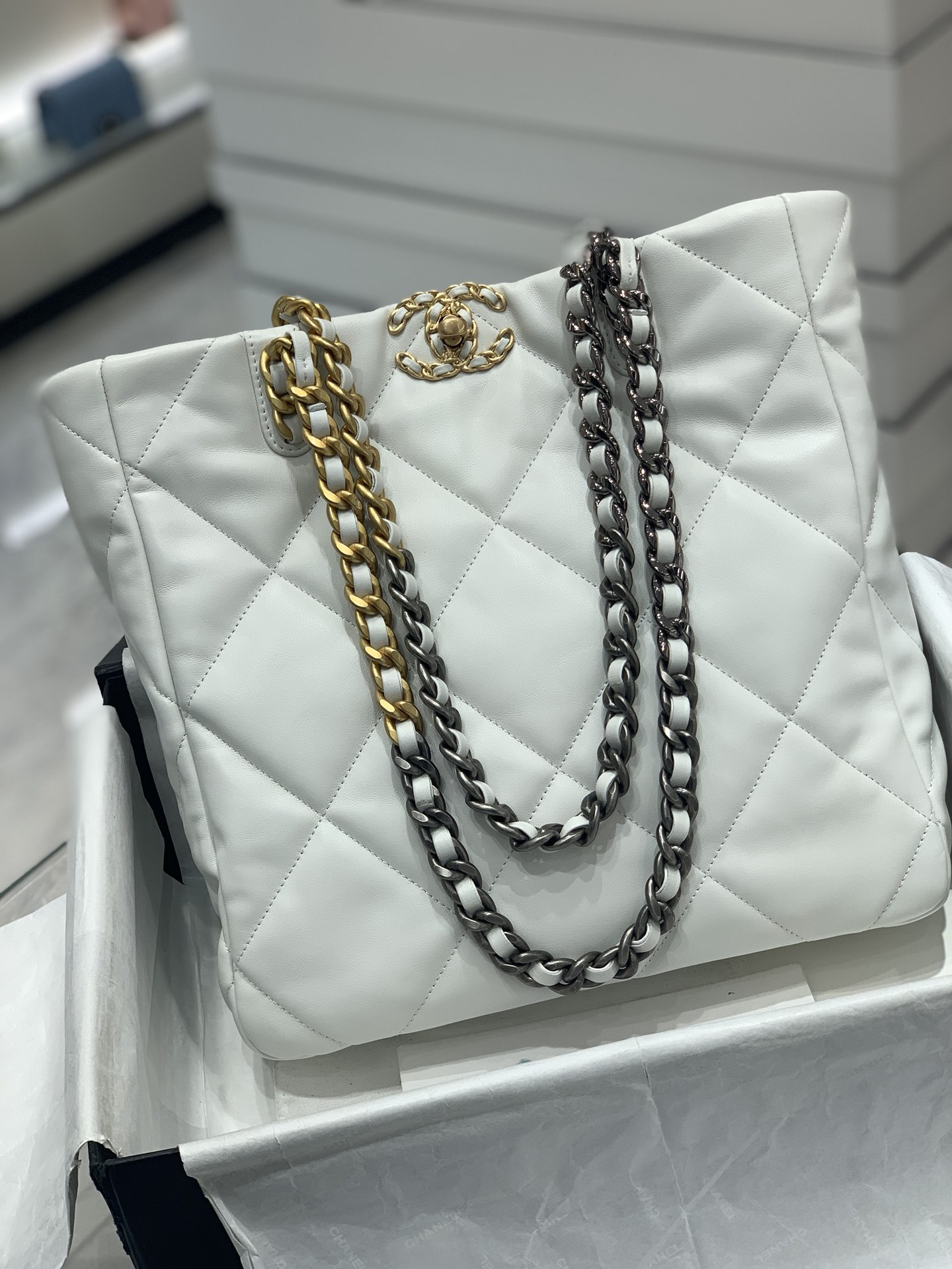 Chanel 22b系列19bag tote购物包 容量惊人 经典19元素 小羊皮 手感超好 30*37*10cm