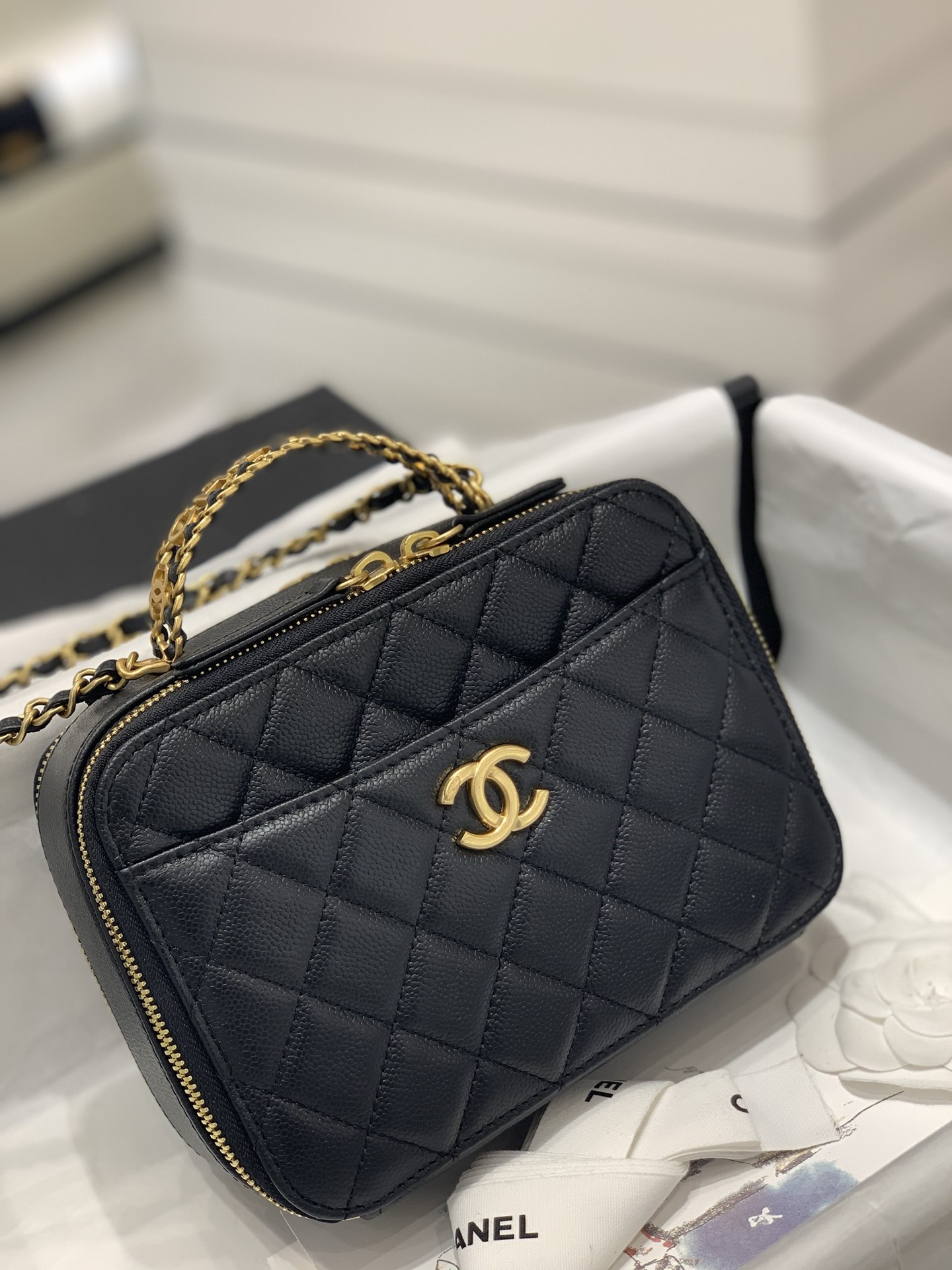 Chanel 22S春夏新款 字母logo镂空手柄相机包 复古金属 镂空设计 鱼子酱牛皮 19-7-13.5