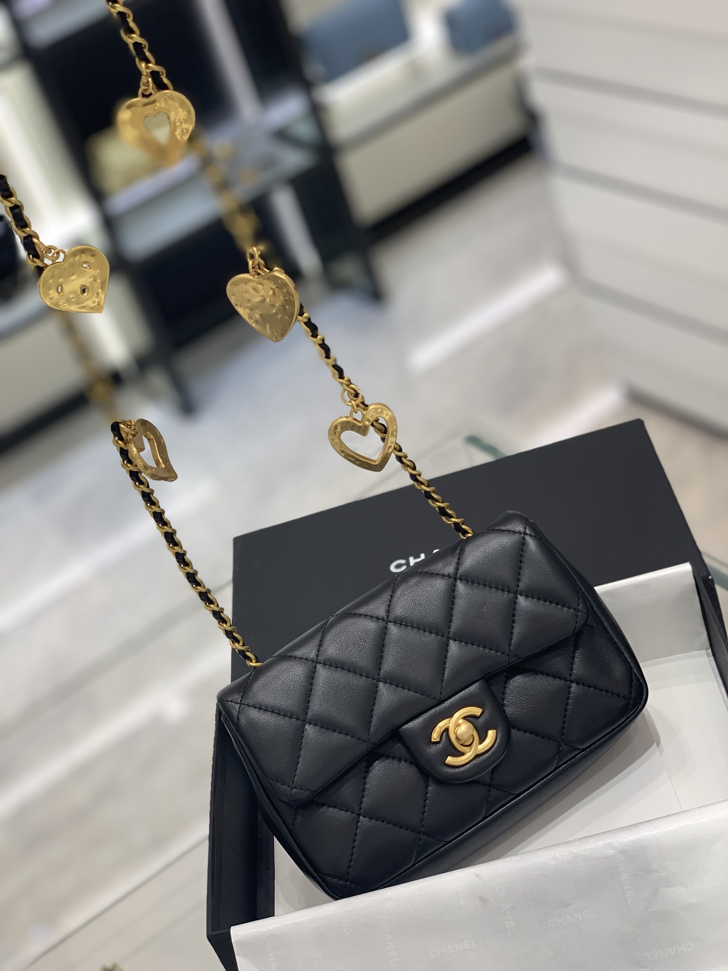 Chanel 上新啦 唯一的限量版 爱心链条mini cf cf经典版型加上爱心吊坠 18cm