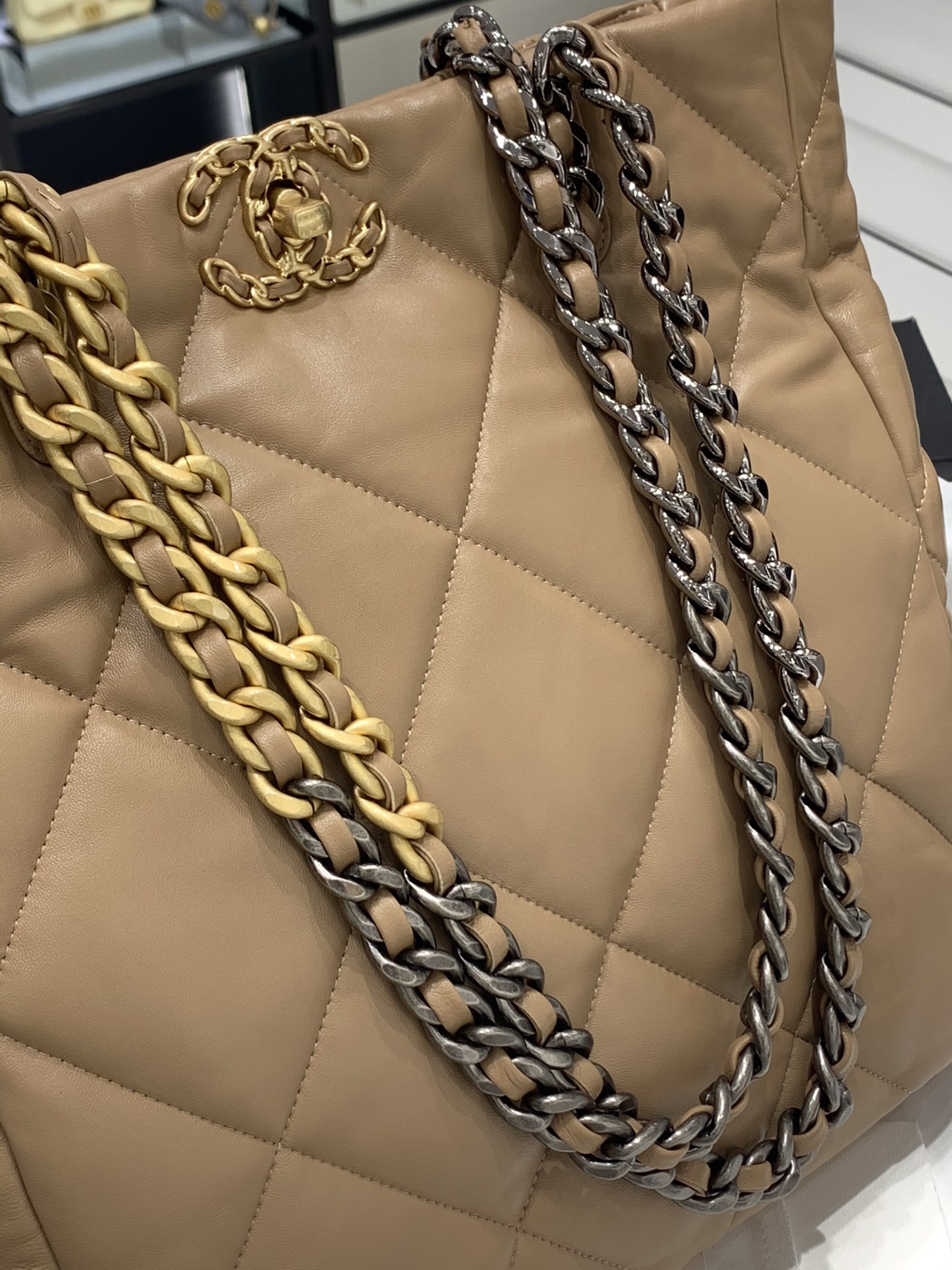 Chanel 22b系列19bag tote购物包 经典19元素 柔软小羊皮 手感超好 30*37*10cm