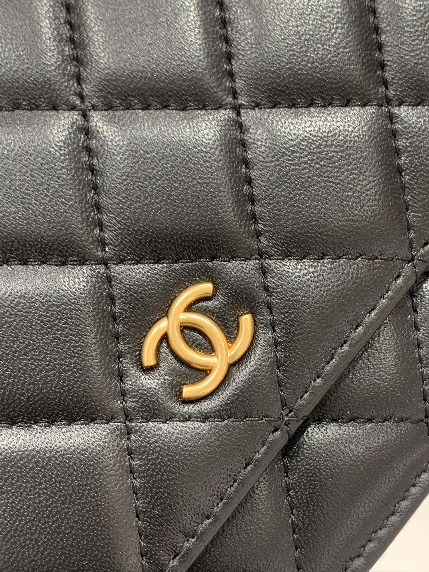 Chanel 22k秋冬系列️爱心珐琅链条woc发财包 小羊皮 复古五金 肩带总长125cm 19-2.5-12cm