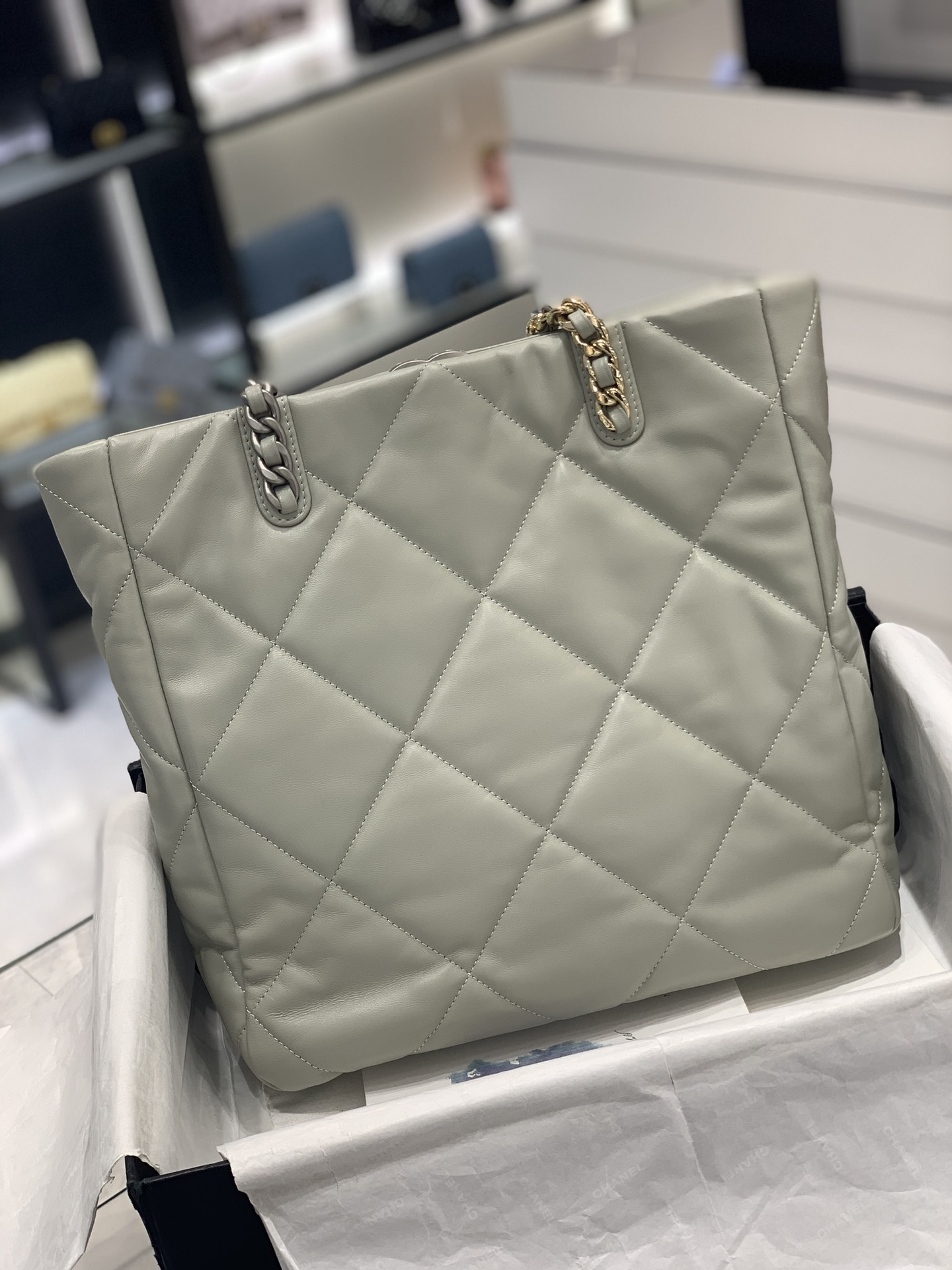 Chanel 22b系列19bag tote购物包 经典19元素 容量惊人 小羊皮 手感超好 30*37*10cm