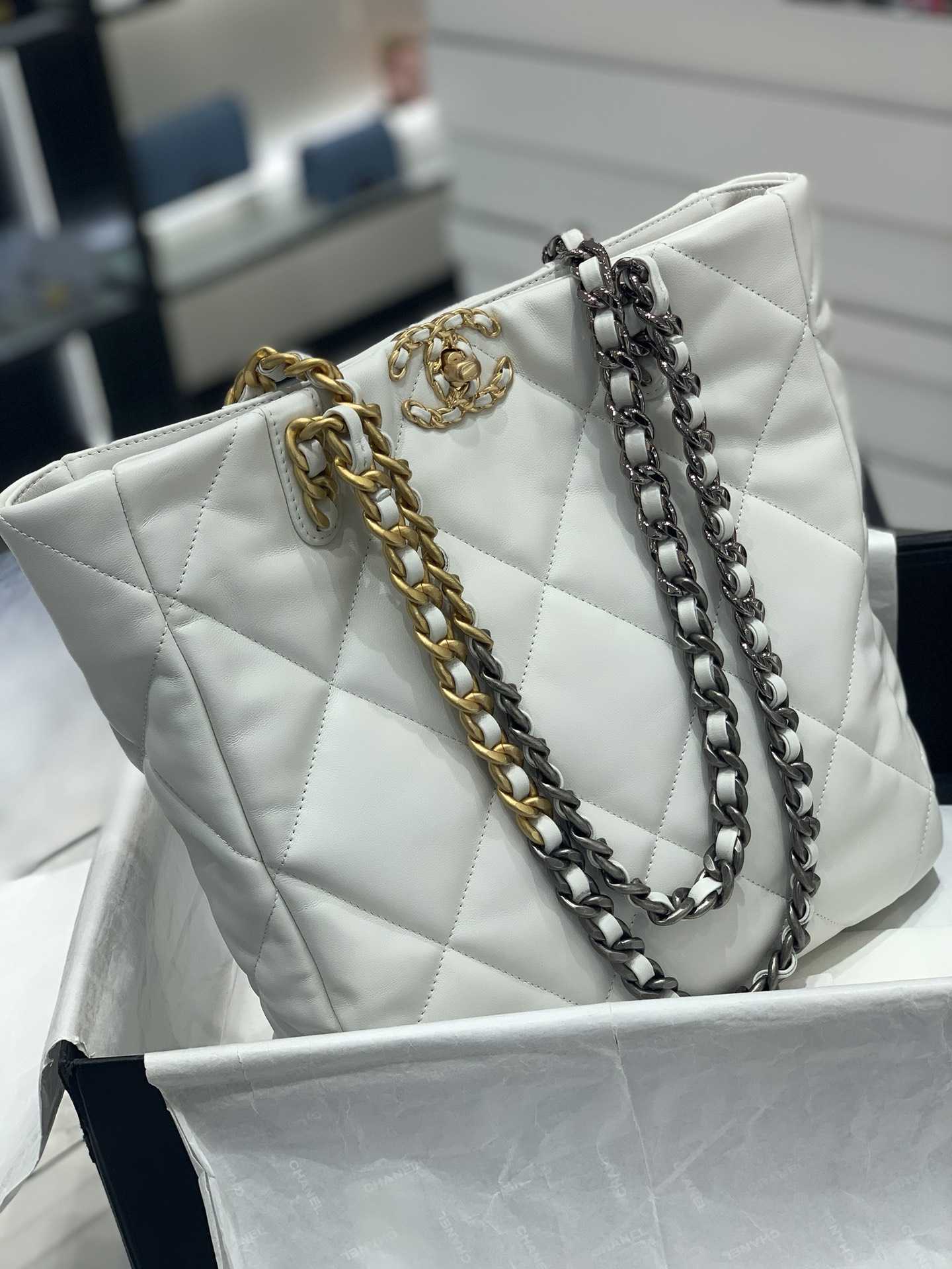 Chanel 22b系列19bag tote购物包 容量惊人 经典19元素 小羊皮 手感超好 30*37*10cm