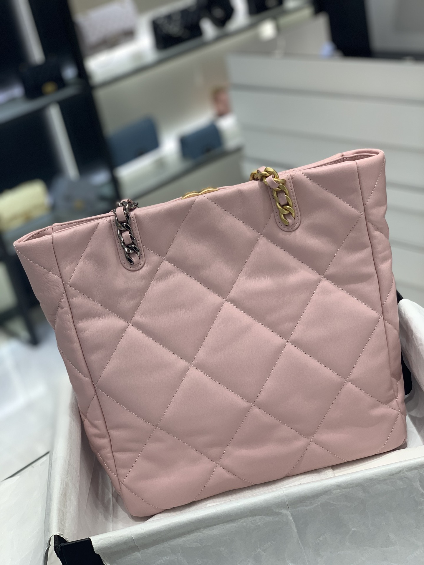 Chanel 22b系列19bag tote购物包 经典19元素 小羊皮 手感超好 容量惊人 30*37*10cm