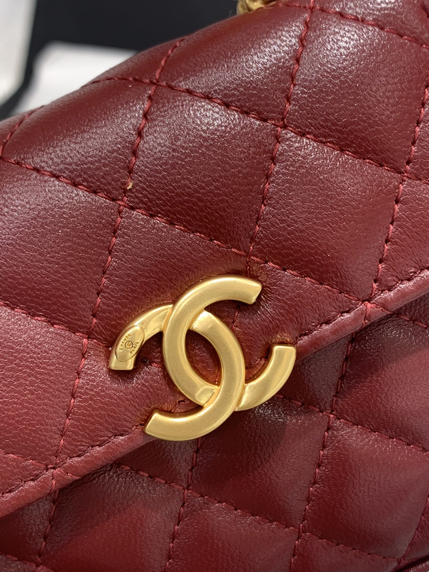 CHANEL 22S字母珐琅扣手柄mini小方包 红色鱼子酱牛皮金扣 13cm