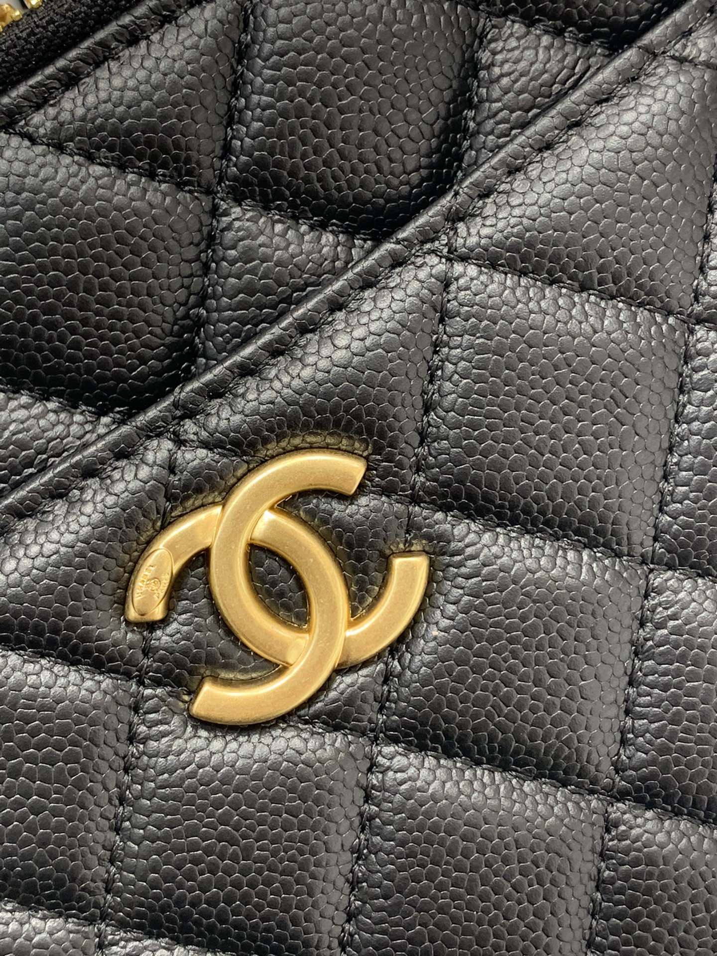 Chanel 22S春夏新款 字母logo镂空手柄相机包 复古金属 镂空设计 鱼子酱牛皮 19-7-13.5