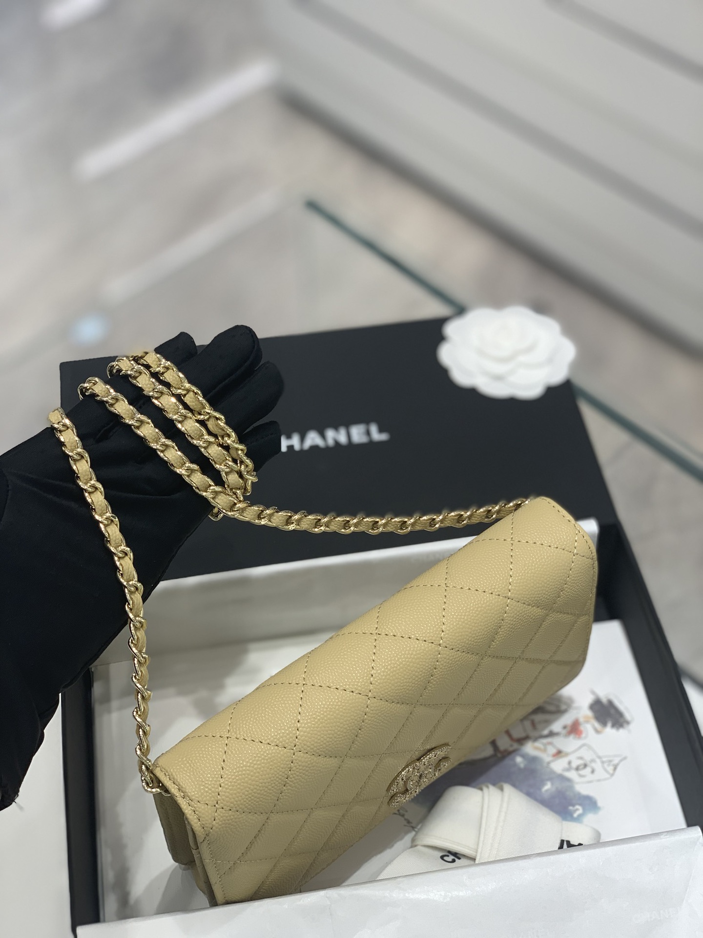 Chanel 最新设计→钻扣Woc发财包  鱼子酱牛皮 搭配水钻 闪亮亮blingbling