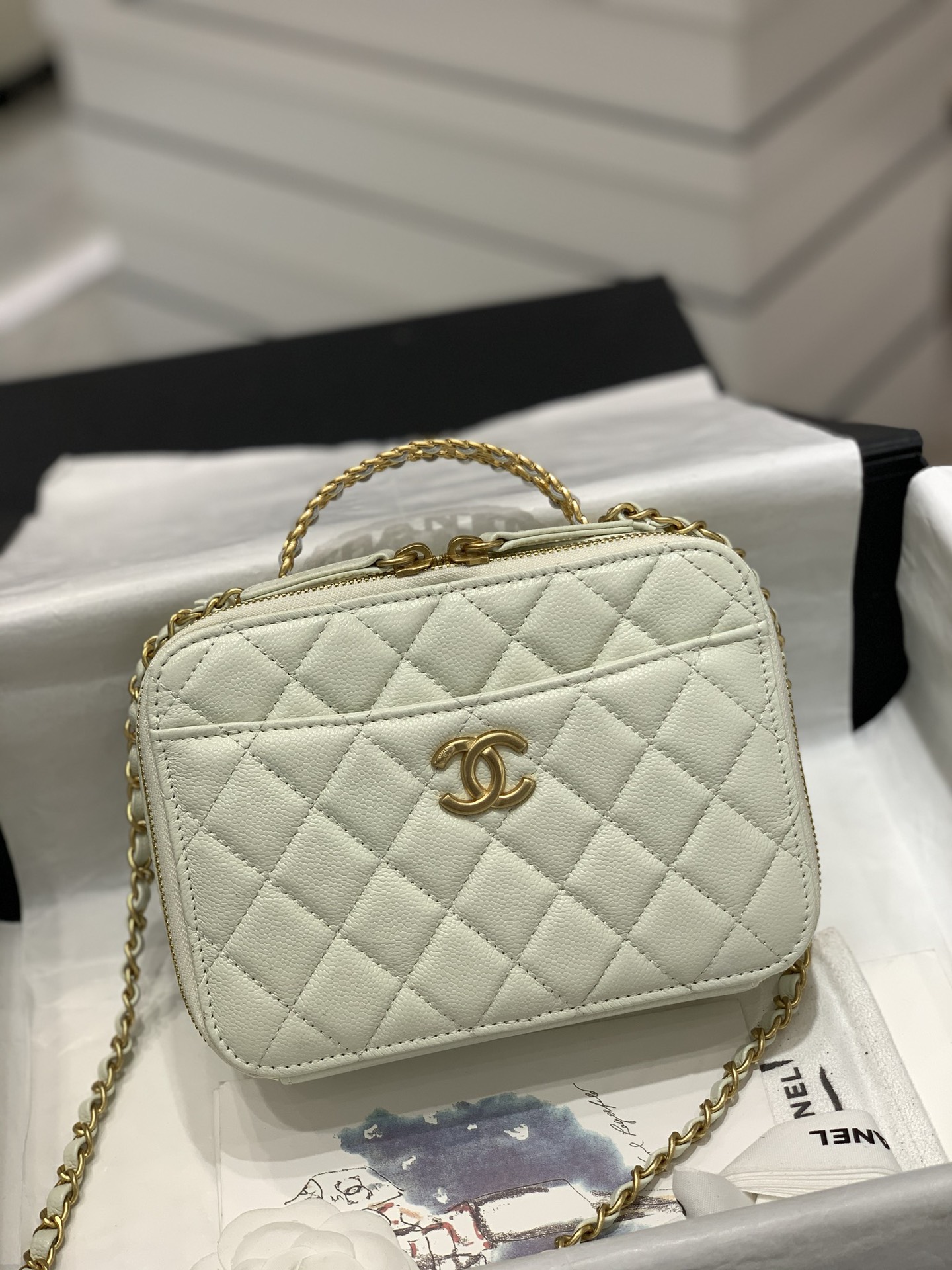 Chanel 22S春夏新款 字母logo镂空手柄相机包 复古金属 镂空设计 鱼子酱牛皮 19-7-13.5cm