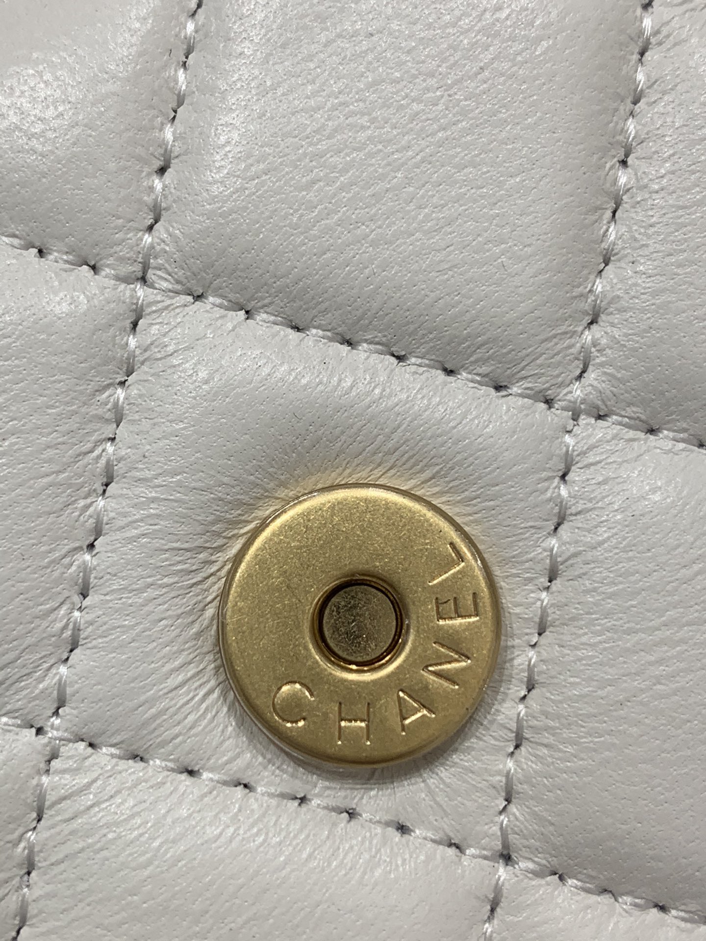 Chanel 22k秋冬系列️爱心珐琅链条woc发财包 小羊皮 复古五金 肩带总长125cm 19-2.5-12cm