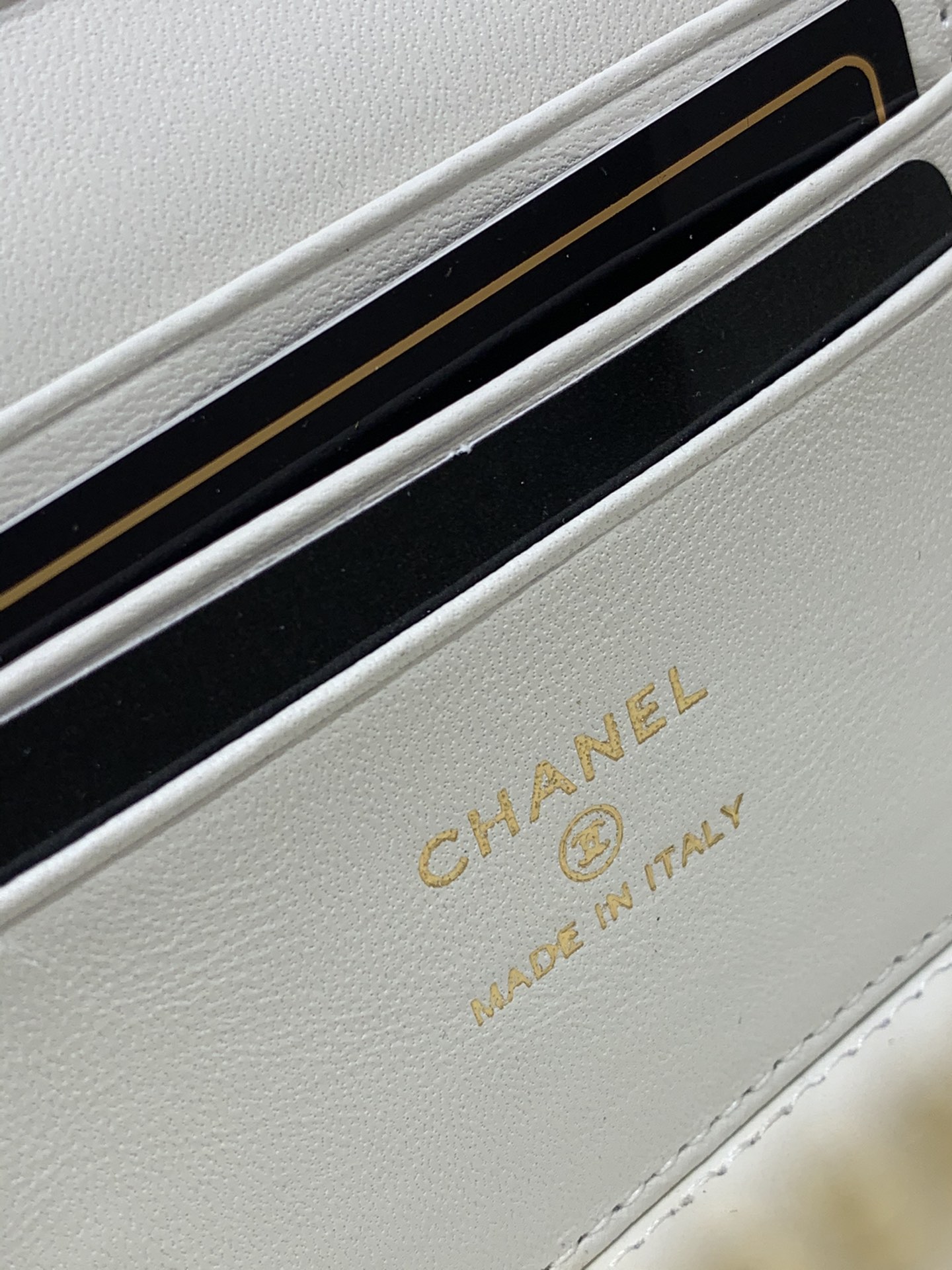 Chanel 22k秋冬系列 ️爱心珐琅链条长盒子包 小羊皮 复古五金 17cm