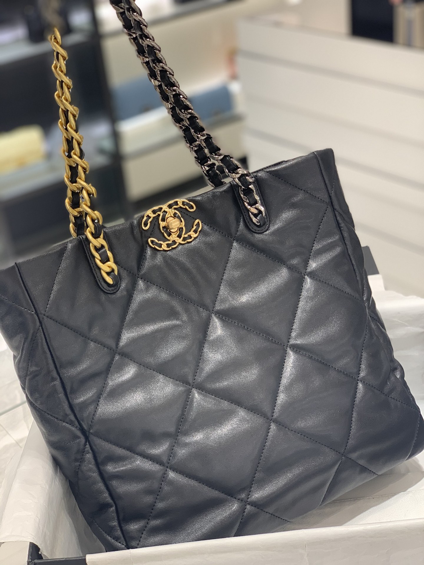 Chanel 22b系列19bag tote购物包 经典19元素 柔软小羊皮 手感超好 30*37*10cm