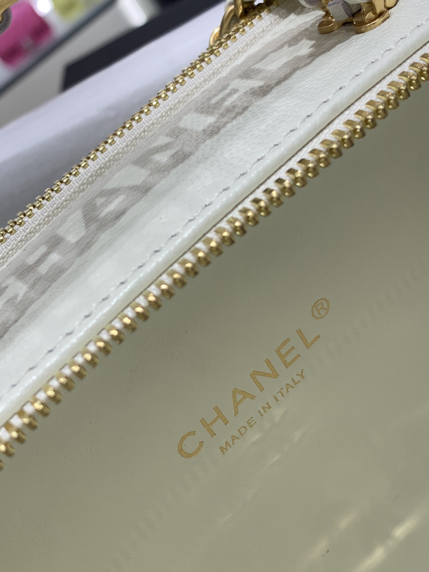 Chanel 22S春夏新款 字母logo镂空手柄相机包 复古金属 镂空设计 鱼子酱牛皮 19-7-13.5cm