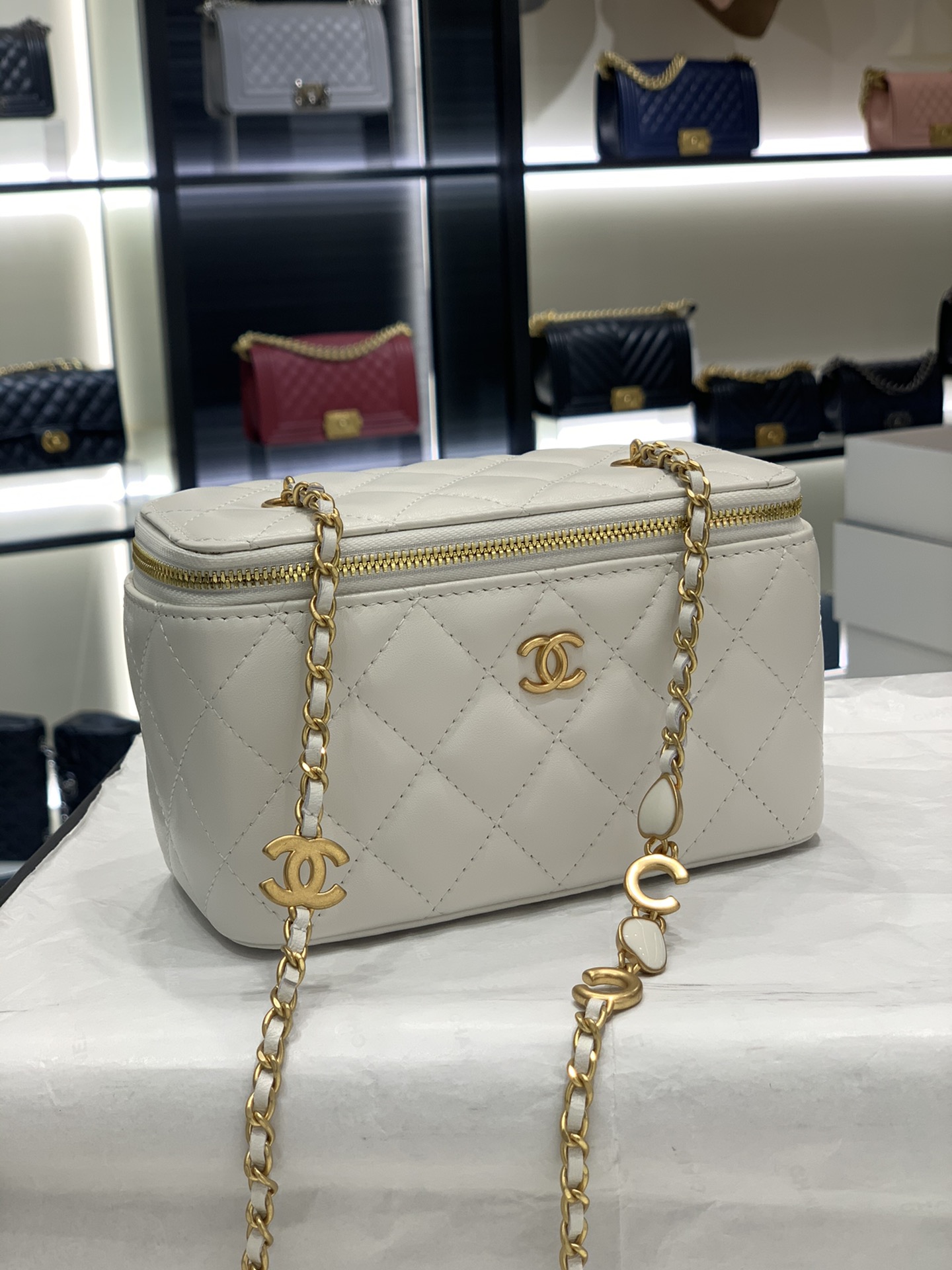 Chanel 22k秋冬系列 ️爱心珐琅链条长盒子包 小羊皮 复古五金 17cm